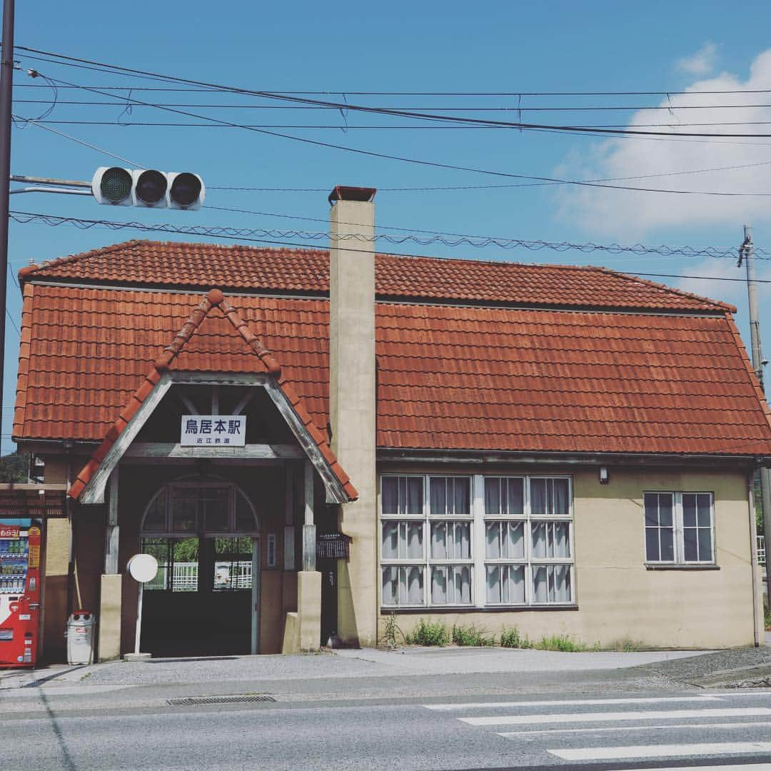 japantripさんのインスタグラム写真 - (japantripInstagram)「レトロな駅舎に巡り会えました。 近江鉄道 鳥居本駅 ☺️ Una estación del tren antigua en Hikone #Japon  #鳥居本駅  #鳥居本駅が外観モデル  #近代建築  #biwako  #近江鉄道の旅  #hikone  #hikonecity  #hikone410th  #近江鉄道  #shigapref  #滋賀県 #滋賀  #myunseenjapan  #unseenjapan  #unseenjapantrip  #unseenjapan🇯🇵 #myfavoriteplace  #instatrip  #カメラ女子  #カメラ女子旅  #カメラ好きな人と繋がりたい  #カメラ好き  #カメラ旅」8月9日 8時04分 - japanculturalheritage