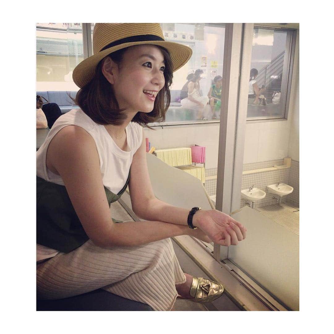 秋元玲奈さんのインスタグラム写真 - (秋元玲奈Instagram)「東京は37度。。。 茹だるような暑さです。 少しでも気持ちを涼やかにしたい。。 ということで、姪っ子のプール教室に 同行しました(^^) #プール #私も入りたい #今すぐ飛び込みたい #姪っ子 #レッスンそっちのけでずっと手を振っている #東京37度」8月9日 13時08分 - rena_akimoto