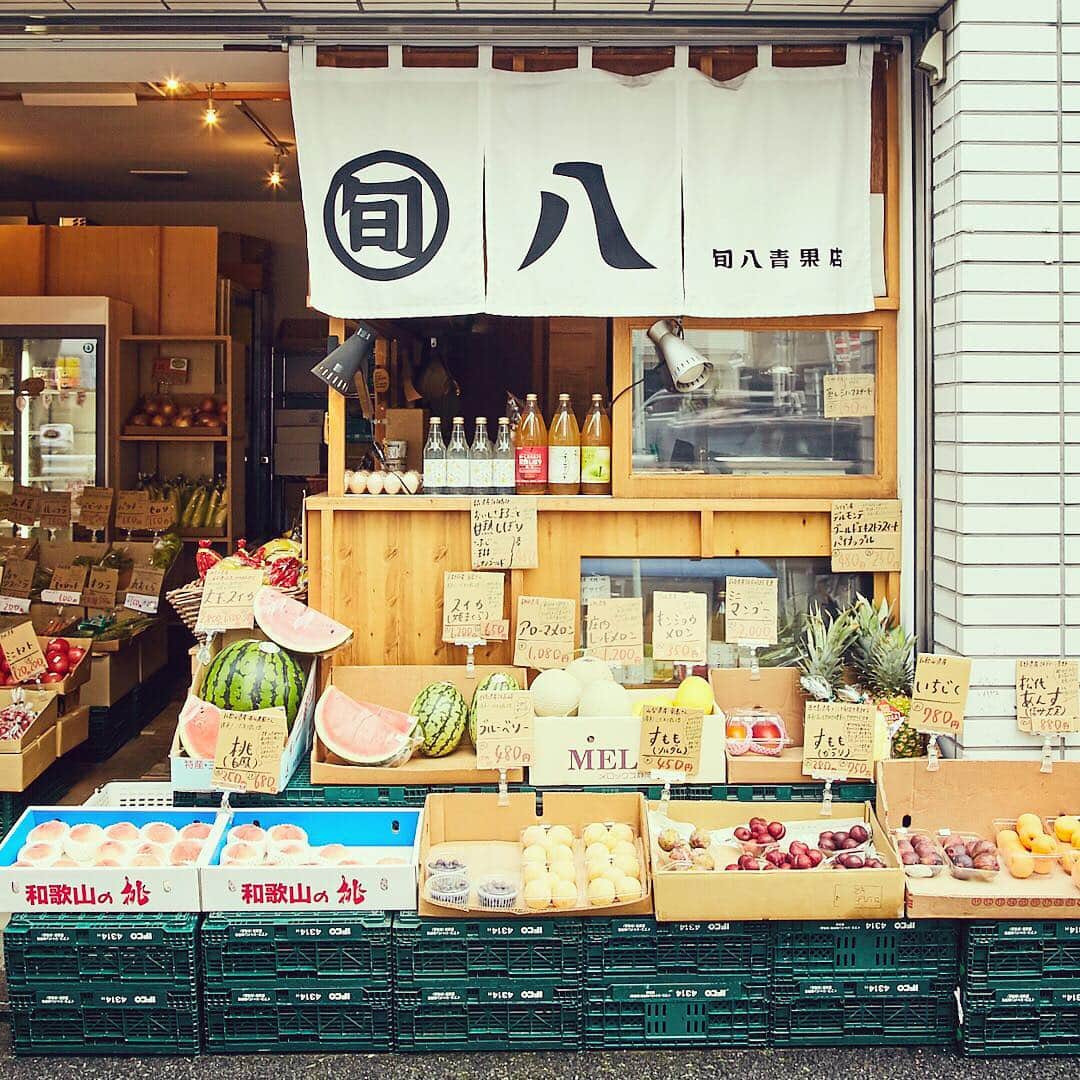 東急電鉄さんのインスタグラム写真 - (東急電鉄Instagram)「目黒駅周辺を散策中に見つけた「旬八青果店」。“旬”にこだわった青果を販売する八百屋さんです。 昔ながらのスタイルで都市と地方を繋いでいます。 . The greengrocer has a lot of fresh vegetables and fruits. （Meguro Station/Meguro Line） . #tokyuplus #目黒線 #meguroline #目黒 #meguro #野菜 #vegetables #フルーツ #fruit #八百屋 #東急電鉄 #tokyuline #japan #tokyo #東京 #visitjapan #japantrip #explorejapan #ilovejapan #japantravel #thisisjapan #traveljapan #japantrip2017 #japanholiday #experiencejapan」8月9日 13時03分 - tokyu_railways