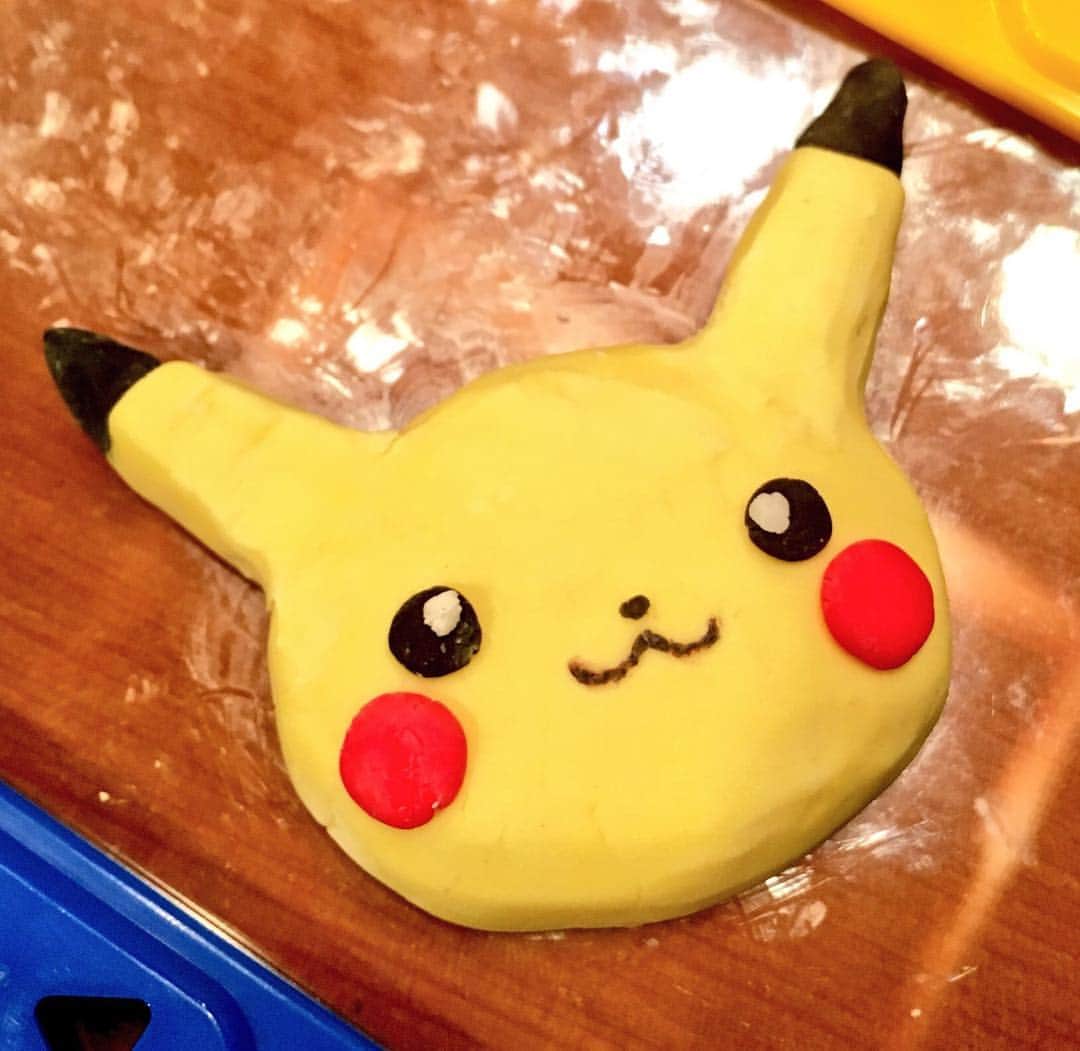 のインスタグラム：「粘土で作ったピカチュウ。 とても気に入っています。 イラストではないけど まぁイラスト的要素ありってことで。 そろそろまた描きますね。  #ピカチュウ #粘土 #しかも石鹸なんだよ」