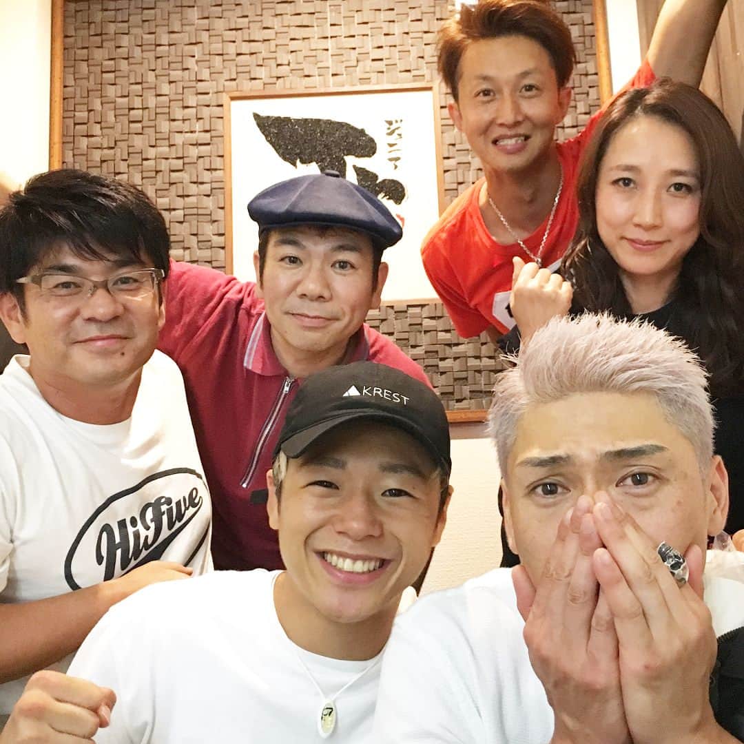 乾雅人のインスタグラム：「SATOブリアンJr.@住所非公開 紅白アーティスト✖️K-1 王者✖️俳優✖️フリーアナ✖️電気屋店長 SASUKEが結ぶ縁。感謝！ #SASUKE #SATOブリアン #ゴールデンボンバー #樽美酒研二 #K-1 #武尊」