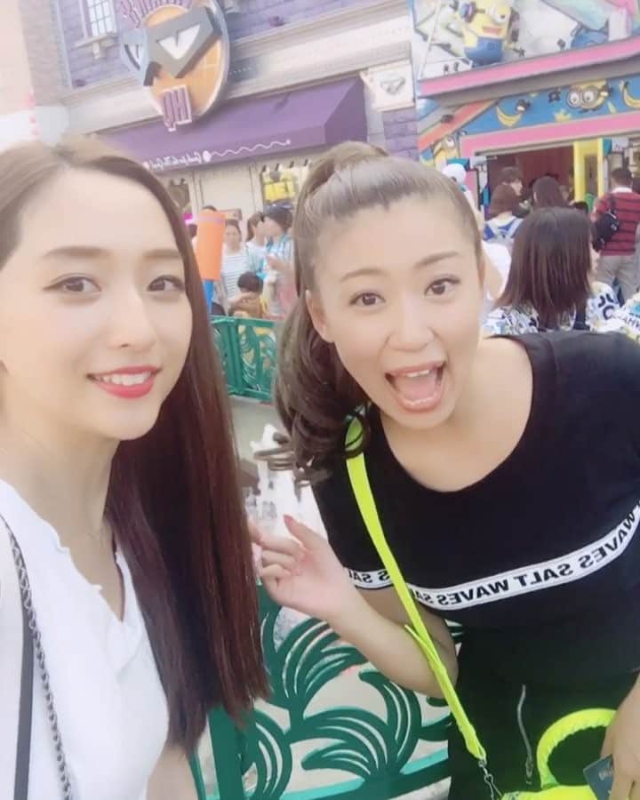 三井智雅のインスタグラム：「バナナ〜💗💗💗💗 ミニオンパークは可愛いが止まらん😫🍌💜🦄 いちいち可愛いし自分を大人でも子供でもない時間にしてくれる🌍 だからユニバって大好き🤣❣️❣️ 2人共それぞれ腕と腰を怪我してるんだけど ボロボロの体を引きずってでもユニバに行きたい魅力とは…w それは、ユニバに行けば分かるんだよ😏🤜🏻🤛🏻❤️ . #usj  #universalstudiojapan  #osaka  #japan  #minions  #love  #ユニバ  #ミニオンパーク  #ミニオン」