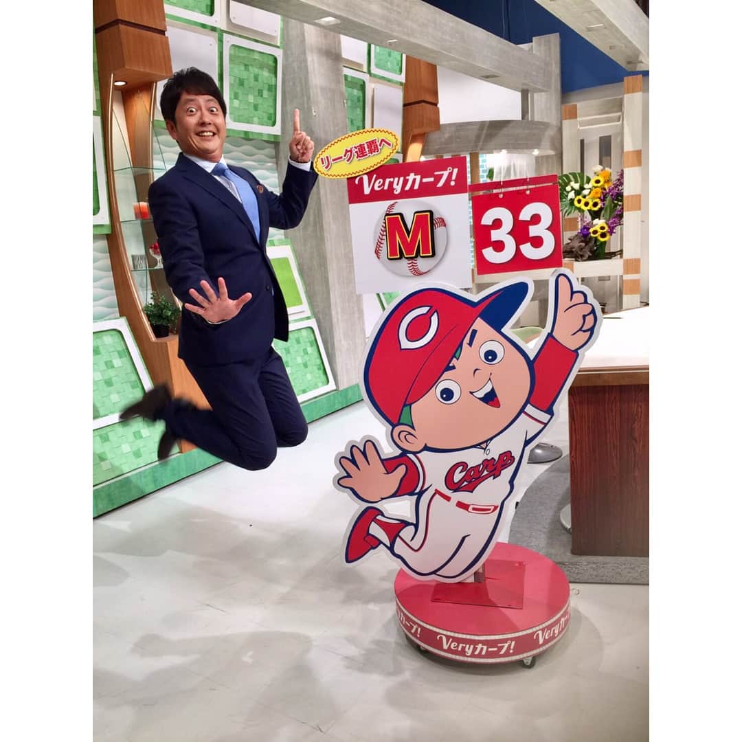 河村綾奈のインスタグラム：「#カープ、#マジック33 ときいて。  NEWS6のカープ坊や（小声）、小林アナウンサーも同じポーズで祝福です！ この跳躍力！ でも、ご本人は この写真をみて「しまった、口の形が違った！」と反省されていました。先輩、厳しいです。 . #ナイスショット #NEWS6 #ごぜん様さま #Veryカープ . 今日１日でたくさん写真を撮りました。浮かれすぎですね、すみません。 でもやっぱり嬉しい✨ 楽しみなことが、また一つ増えました。 って言ってたら消えてしまいましたが、また明日、点きますように。カープは広島を笑顔にするマジックです😊」