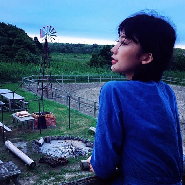 小倉優香さんのインスタグラム写真 - (小倉優香Instagram)「黒髪パッツンになりました この写真ではわからないけど。 少しでも若くみえろ〜笑 楽しいロケです  なぜか昼間から椎名林檎さんの歌が頭の中リピートしてて寝れなさそう、、」8月9日 21時42分 - ogurayuka_official