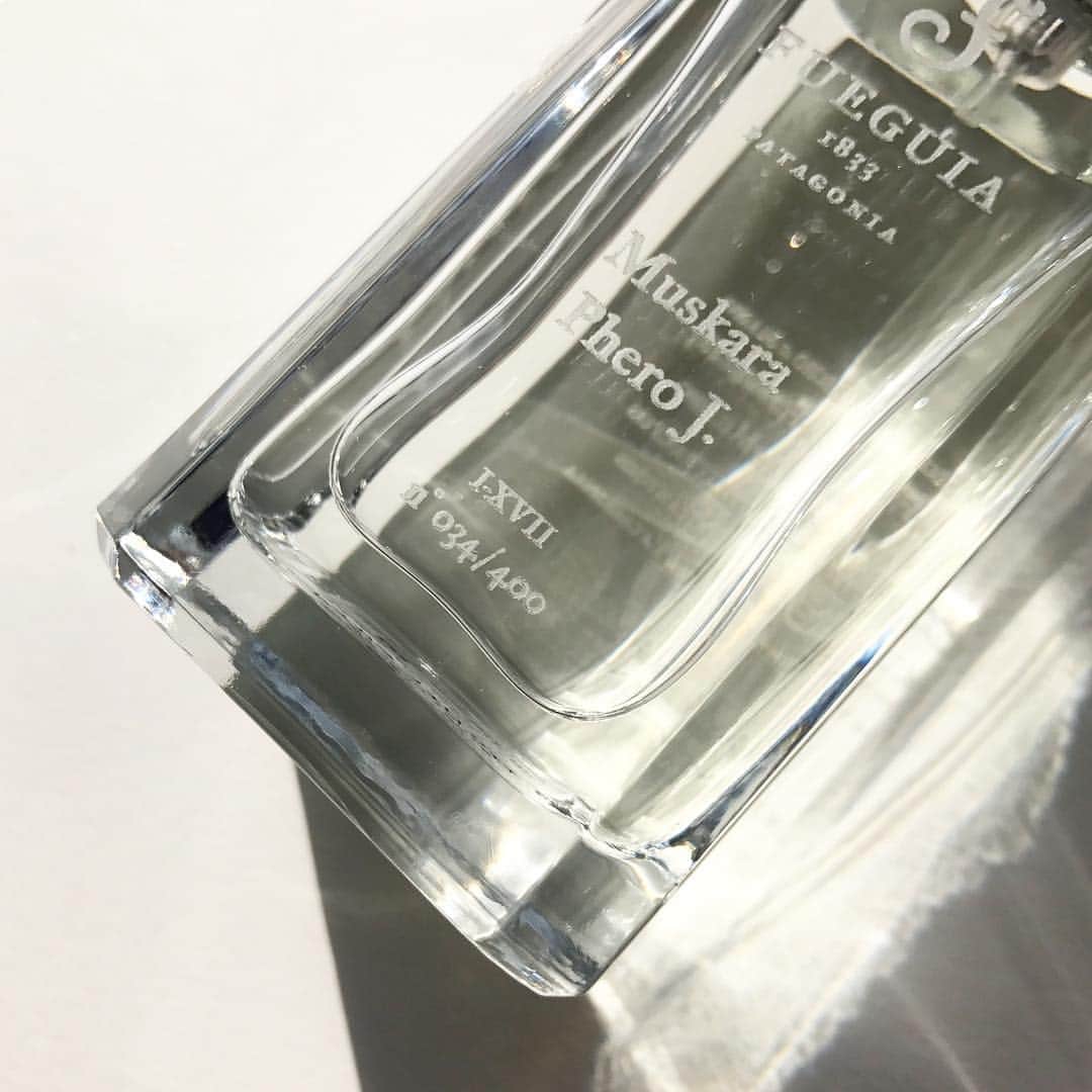 Fueguia Japanのインスタグラム：「私の中に眠る私が目を覚ます。纏った瞬間から始まる、私らしい私に出会う旅。植物の力に導かれて、幸せに満ち溢れる自然体の美しい人に。  纏うのではなく、引き出す。全く新しい発想のフレグランス。  Muskara Phero J  本日、いよいよ東京本店にて発売開始。  #muskara #pheromones #fueguia #fueguia1833 #julianbedel #pheroj #nichefragrance @fueguia1833 @julianbedel」
