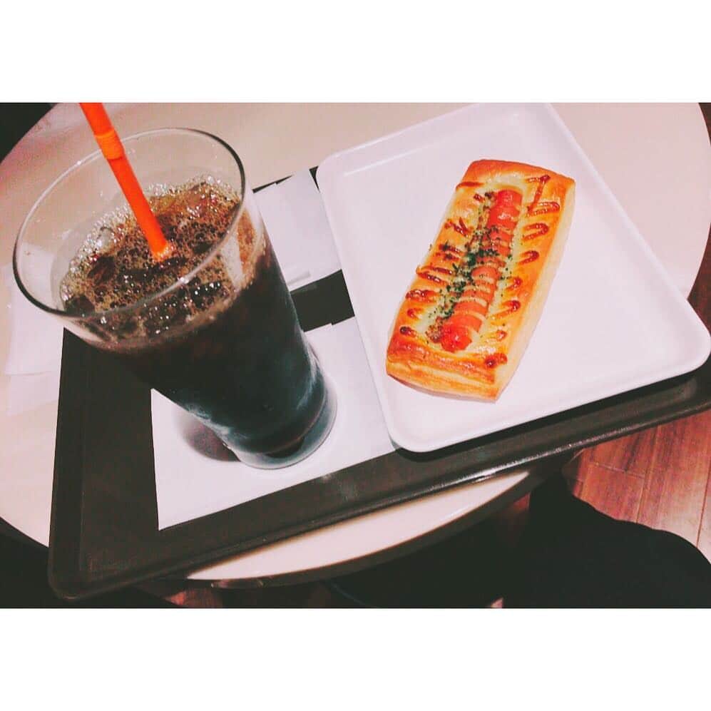 のインスタグラム：「gm☀︎ 優雅な朝  #だがしかし #親知らずが痛い」