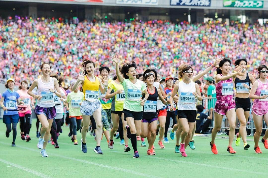 湯田友美さんのインスタグラム写真 - (湯田友美Instagram)「START ももクロlive✖️halfmarathon🏃‍♀️ 会場カラフルー🍅🍋🍆🍑🍏 楽しかった😋 ・ #ももクロ夏のバカ騒ぎ2017  #ももクロ #ももいろクローバーz  #ランニング #ハーフマラソン #マラソン #マラソン大会 #ライブ #スタート #run #running #workout #adidas #UltraboostX #halfmarathon」8月10日 11時51分 - yudatomomi