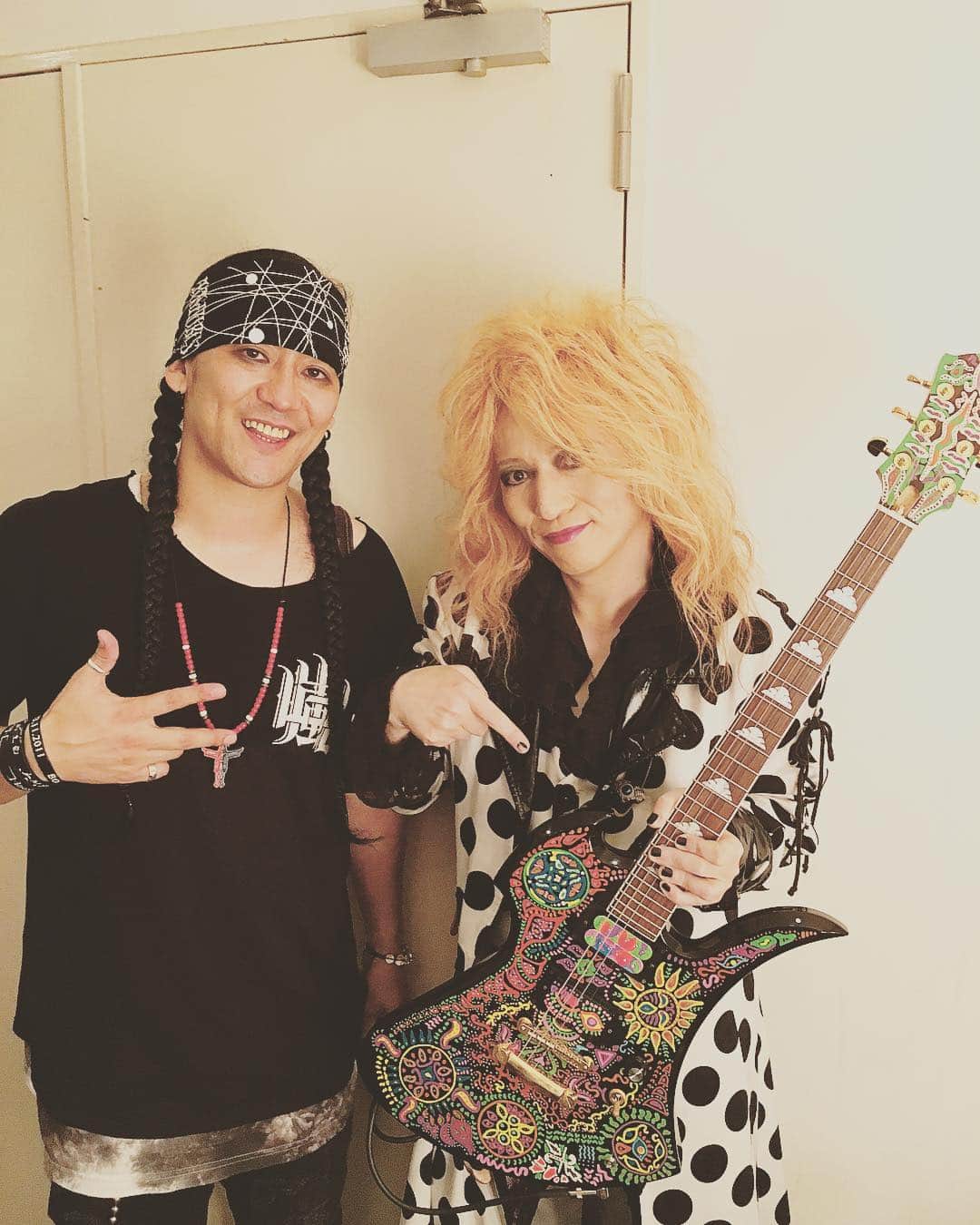 KAI_SHiNEのインスタグラム：「Exclusiveなやつ‼︎ 橘高先生 w/ MG 頂きました‼︎ (「タッピング奏法」のVHS持ってます🤘) #MLJ #hide #spreadbeaver #hedwax #mixlemonedjelly #2017 #20th #live #fes #rock #mixture #筋肉少女帯 #橘高文彦 #liveヤバかったす #yamaarashi #studiocoast #cafelepsyence  #MG #MGX #fernandes #jp」