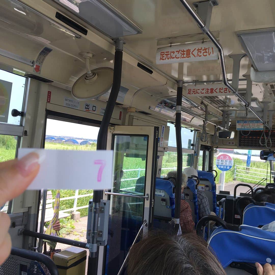 宮崎宣子さんのインスタグラム写真 - (宮崎宣子Instagram)「暑い😵☀️💦 宮崎に帰ってきております。 車がなーーい。電車は通ってなーーーい。 なので、 久しぶりのバス旅✨  #バス旅 #宮交シティ行き #宮崎交通 #運転手さんが優しい #暑すぎる #目が痛い #サングラス必須 #日焼けやばい」8月10日 12時59分 - miyazaki_nobuko