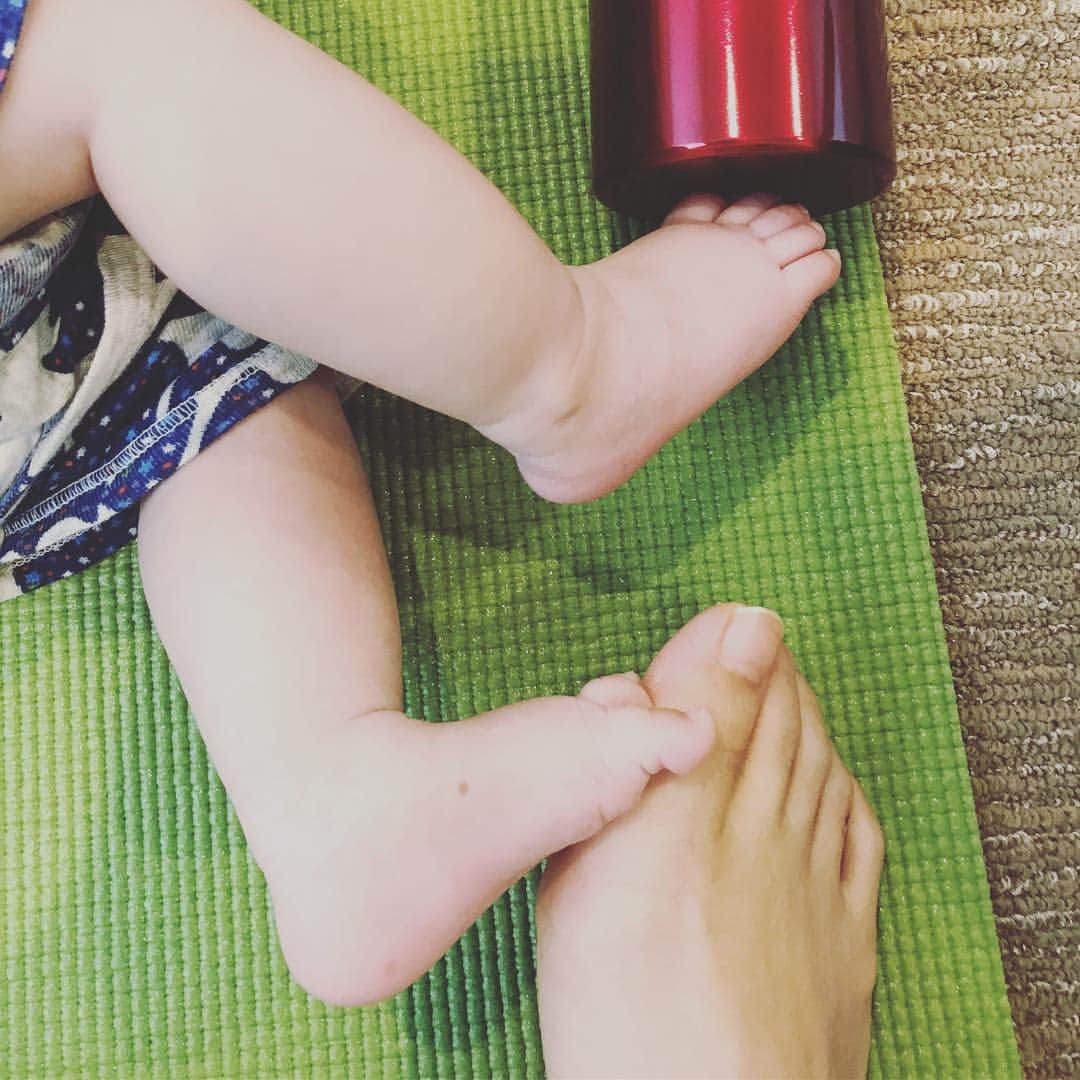中越典子　体 中越典子さんのインスタグラム写真 - (中越典子Instagram)「ベビーとヨガ👶 身体が