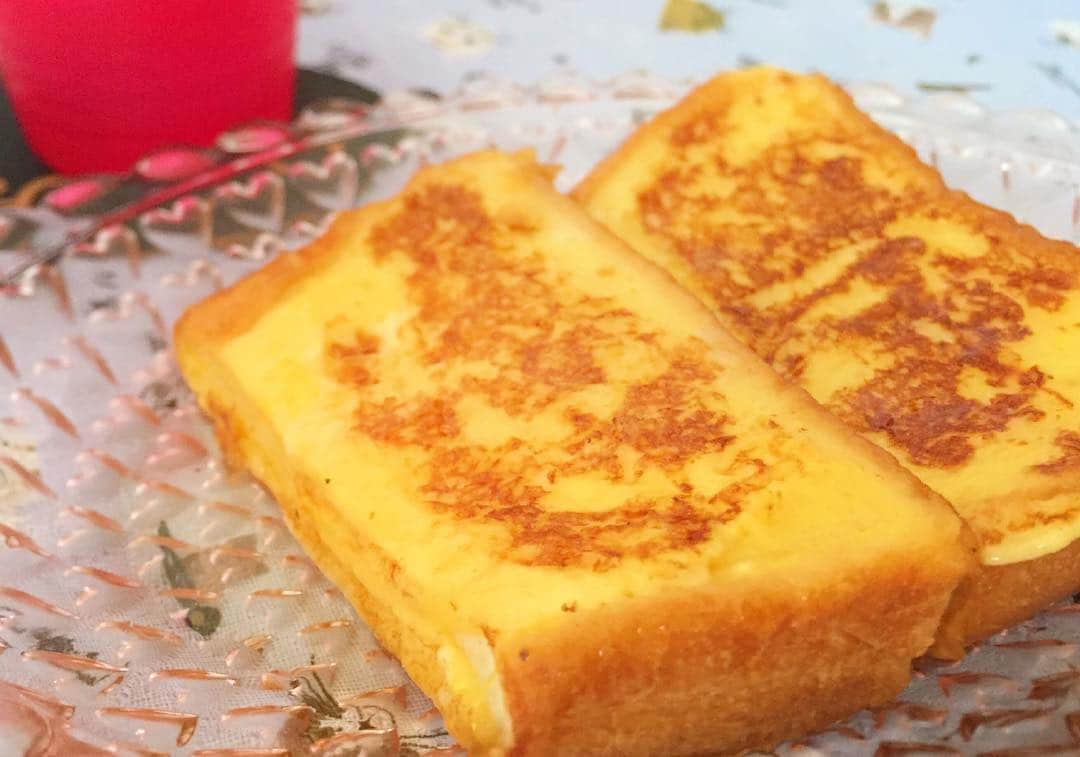 R!Nのインスタグラム：「フレンチトースト . 久しぶりに作ってみた🍴 バターがなかったので泣く泣く油で焼きましたが、美味しかった！ . 次は絶対バターで焼く。 豆乳も試してみたい💪 . . #自炊 #自炊女子 #フレンチトースト #frenchtoast #スイーツ #afternoon #甘すぎない #おやつ #美味しかった #instafood #instadaily #instapic #like4like #followme #japan #toast #yummy」