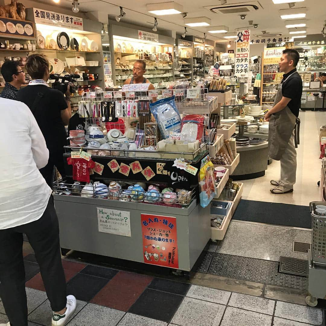 魚富商店 北浜店のインスタグラム：「今日わぁ！魚富商店ですっ！本日用事がありまして、難波道具屋筋に立ち寄った際、格闘家の角田氏に偶然でくあしましたぁ！やはり貫禄ありますねぇ！ただ、現役の頃と比べると身体が少し小さく感じた気がしますっ！全然お店とは関係無いのですが！(● ˃̶͈̀ロ˂̶͈́)੭ꠥ⁾⁾ #魚富  #魚富商店  #マグロ  #鮮魚  #親父ギャグ  #飲み放題 #宴会 #北浜 #格闘家 #角田さん」