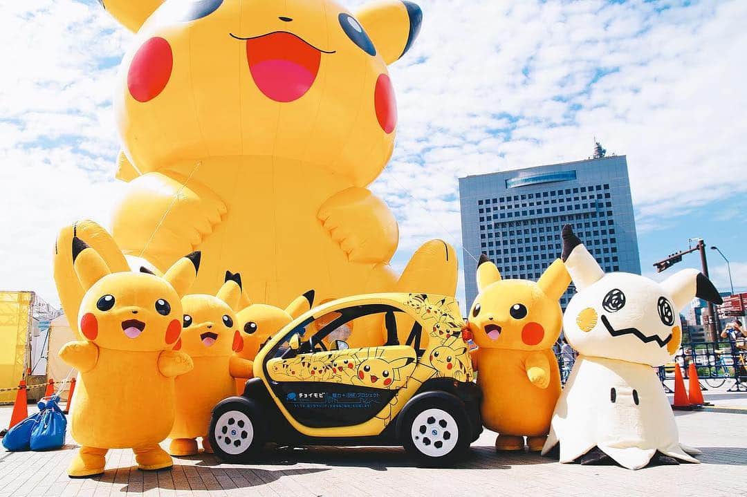 ピカチュウ公式instagramさんのインスタグラム写真 ピカチュウ公式instagraminstagram ピカチュウラッピングされたチョイモビの前で 記念写真 ミミッキュも仲間に入れて嬉しそう ピカチュウ大量発生チュウ ピカチュウ ミミッキュ ポケモン 電気自動車