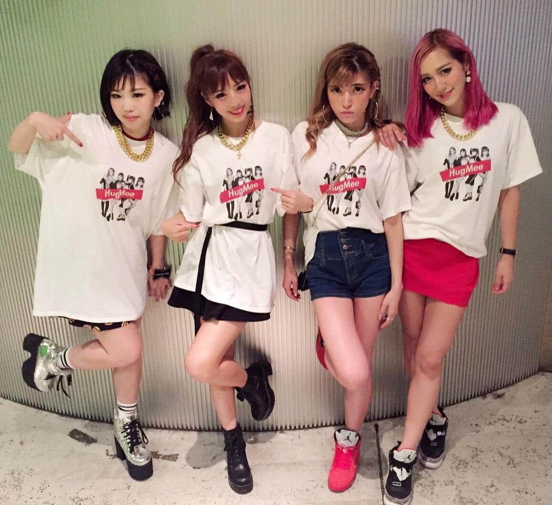 のインスタグラム：「HugMeeライブ終了！！ありがとうございました❤️❤️ そしてなんとこのたび、ハグミーTシャツができましたー！！！✨✨可愛い😍👐 明日も #渋谷glad でライブします！！出番は17:00〜 もちろんTシャツも販売するのでぜひーー💗💗☺️ 今月はあと 8/18(金)代々木、8/25(金)松戸でのライブもあります😘  このあとは渋谷TKでお仕事！！忙しいけど感謝😌がんばります！！！✨✨ みなさん素敵な夜を💋💋」