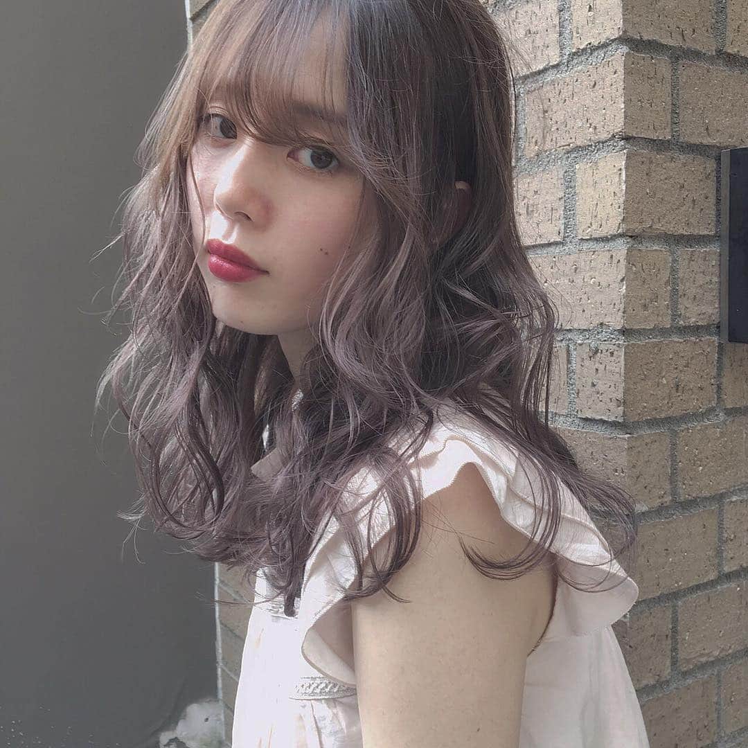 目見田早弥子のインスタグラム：「. 夫くんに前髪カットとカラーしてもらいました🌂 前髪は、薄め、長めに切ってもらったので おろすことも流すこともできます🌿 カラーはラベンダーグレージュ♡ 技術的な質問はりょうくんまで🌼🌼 ⇨ @ryo_hair ♡ * * * #さやこ髪 #hair #haircolor #hairstyle #バングカット」