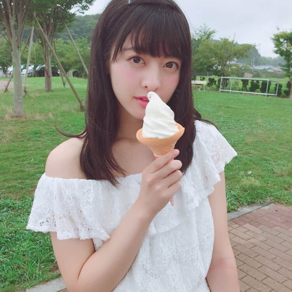 羽島みきさんのインスタグラム写真 - (羽島みきInstagram)「白のワンピースとソフトクリーム🍦  #わんぴーす  #そふとくりーむ  #おいしい  #雨」8月11日 13時06分 - miki__kmyd