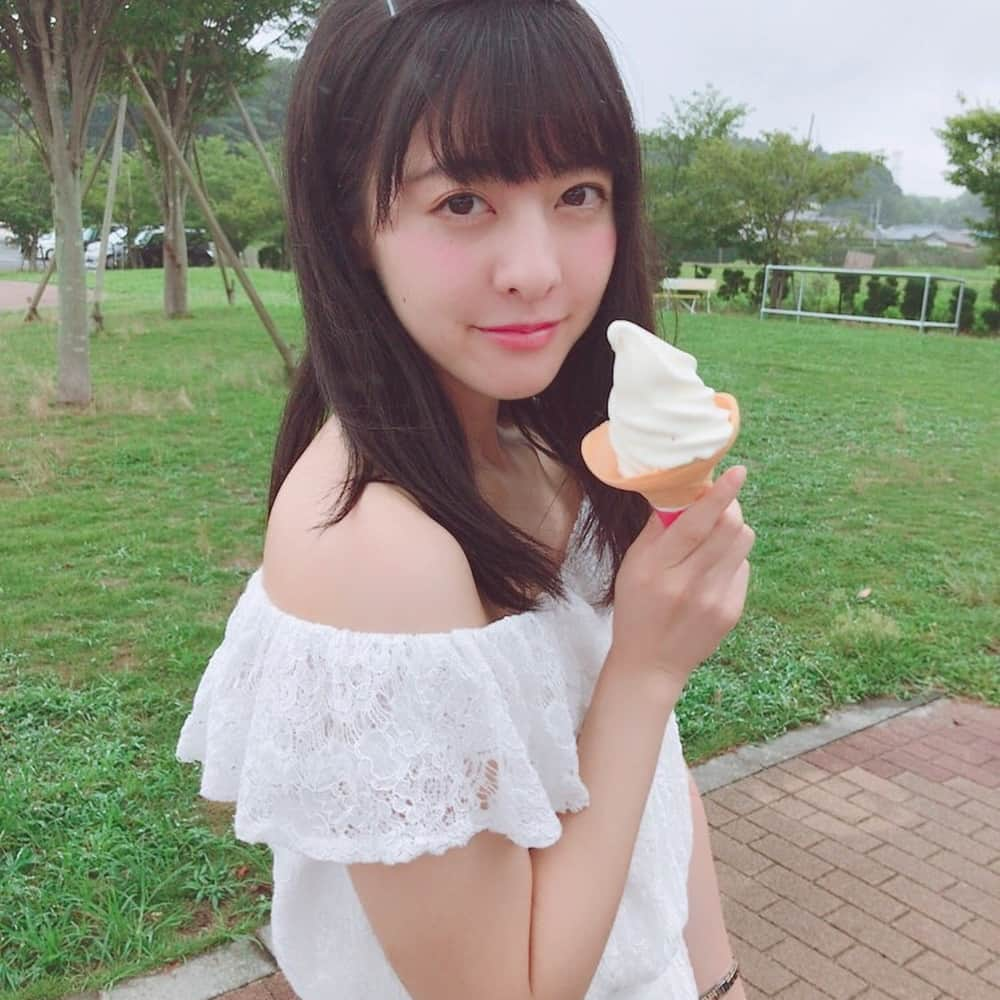 羽島みきさんのインスタグラム写真 - (羽島みきInstagram)「白のワンピースとソフトクリーム🍦  #わんぴーす  #そふとくりーむ  #おいしい  #雨」8月11日 13時06分 - miki__kmyd