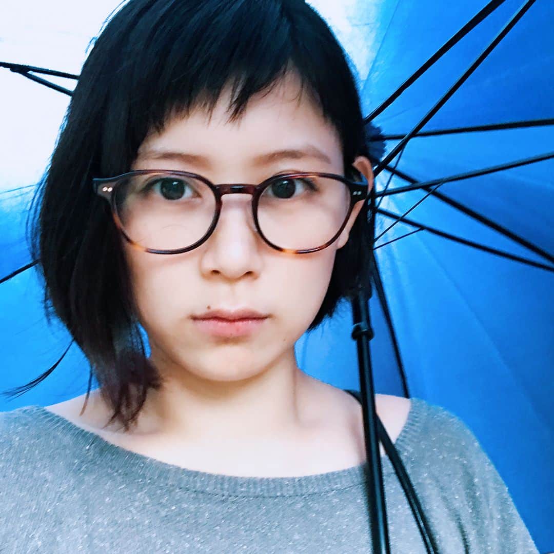 絢香さんのインスタグラム写真 - (絢香Instagram)「Good morning☂️ #雨降り #rainyday  #めがね  #ひまわり」8月11日 9時03分 - ayaka_official_jp