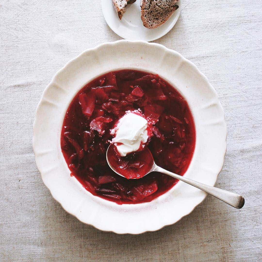 樋口正樹さんのインスタグラム写真 - (樋口正樹Instagram)「borscht soup . 今朝はボルシチ風なスープとパン。 少量のビーツでも色すごい。秋色。 すっきりあっさりしてます。 . #barszcz #borscht # #ボルシチ #秋色 #スープ #野菜スープ #朝ベジ #朝ベジスープ #ビーツ #サワークリーム #borsch #борщ #soup #vegetablesoup #soupgram」8月11日 8時53分 - higuccini