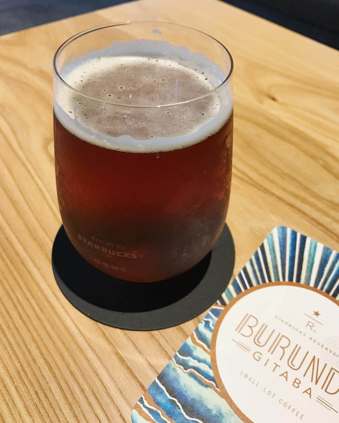 青山恭子さんのインスタグラム写真 - (青山恭子Instagram)「朝ヨガからの〜朝ビール🍺 . . . #coffeesteepedbeer #コーヒースティープビール #インシー六本木店 #朝ヨガ #朝ビール #スタバのバー」8月11日 11時18分 - aokyon27