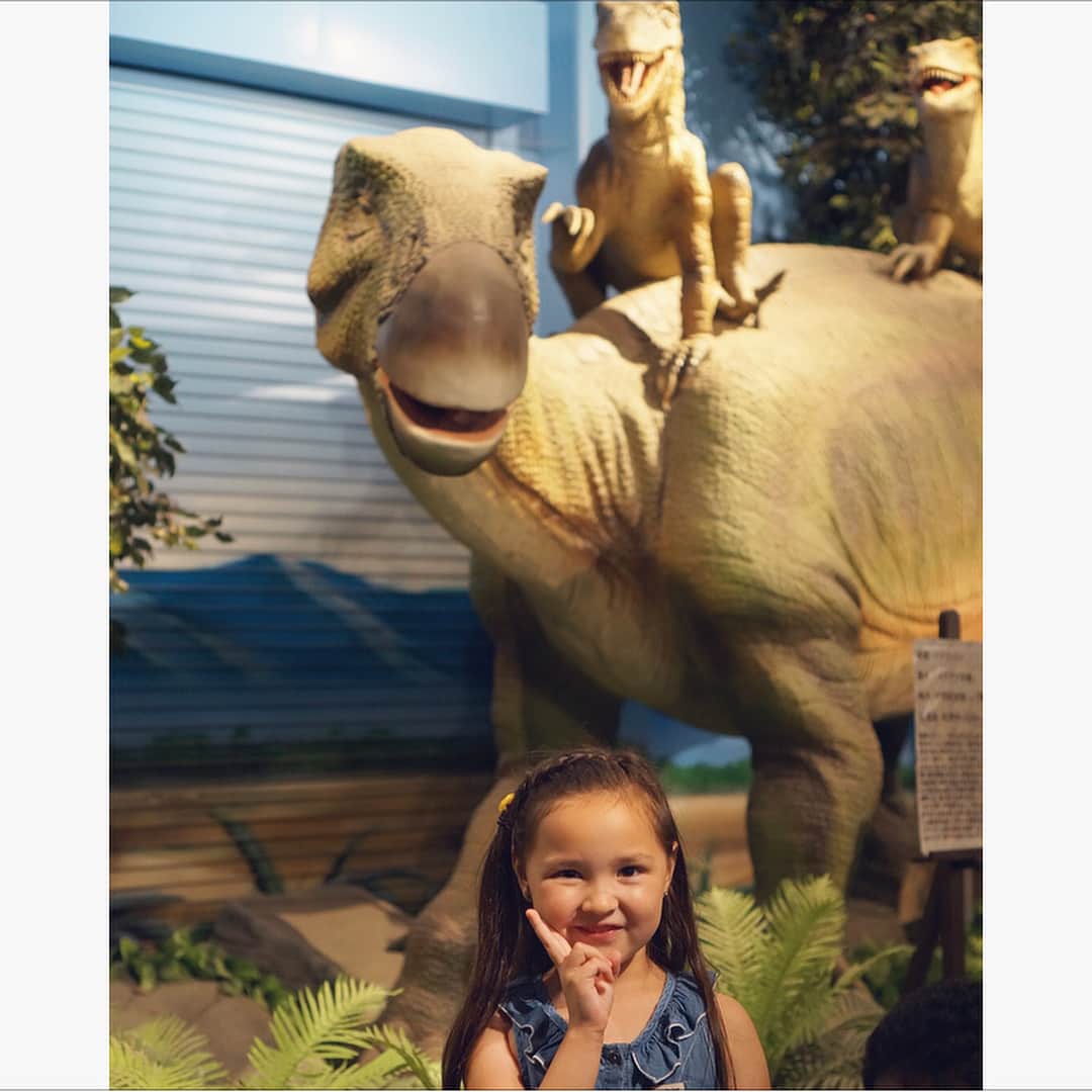 バイリンガル3兄妹さんのインスタグラム写真 - (バイリンガル3兄妹Instagram)「恐竜レストラン！！ ・ エントランスでお出迎えの恐竜の鳴き声ですでに泣きべそだった華ちゃんでしたが😂 ・ 中に入ってしまえば、キョロキョロ恐竜を見て回り、最終的に上に乗りたいとまで言ってました😂 ・ そのくせ写真を撮る為に近づく事は出来ないようで一定の距離を保って写真とってたよw ・ #恐竜 #レストラン #夏休み #姉妹 #親バカ部 #ママリ #コドモノ  #バイリンガル3兄妹」8月11日 12時02分 - yucgram