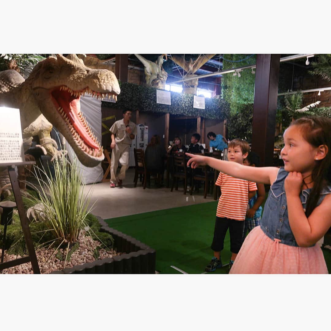 バイリンガル3兄妹さんのインスタグラム写真 - (バイリンガル3兄妹Instagram)「恐竜レストラン！！ ・ エントランスでお出迎えの恐竜の鳴き声ですでに泣きべそだった華ちゃんでしたが😂 ・ 中に入ってしまえば、キョロキョロ恐竜を見て回り、最終的に上に乗りたいとまで言ってました😂 ・ そのくせ写真を撮る為に近づく事は出来ないようで一定の距離を保って写真とってたよw ・ #恐竜 #レストラン #夏休み #姉妹 #親バカ部 #ママリ #コドモノ  #バイリンガル3兄妹」8月11日 12時02分 - yucgram