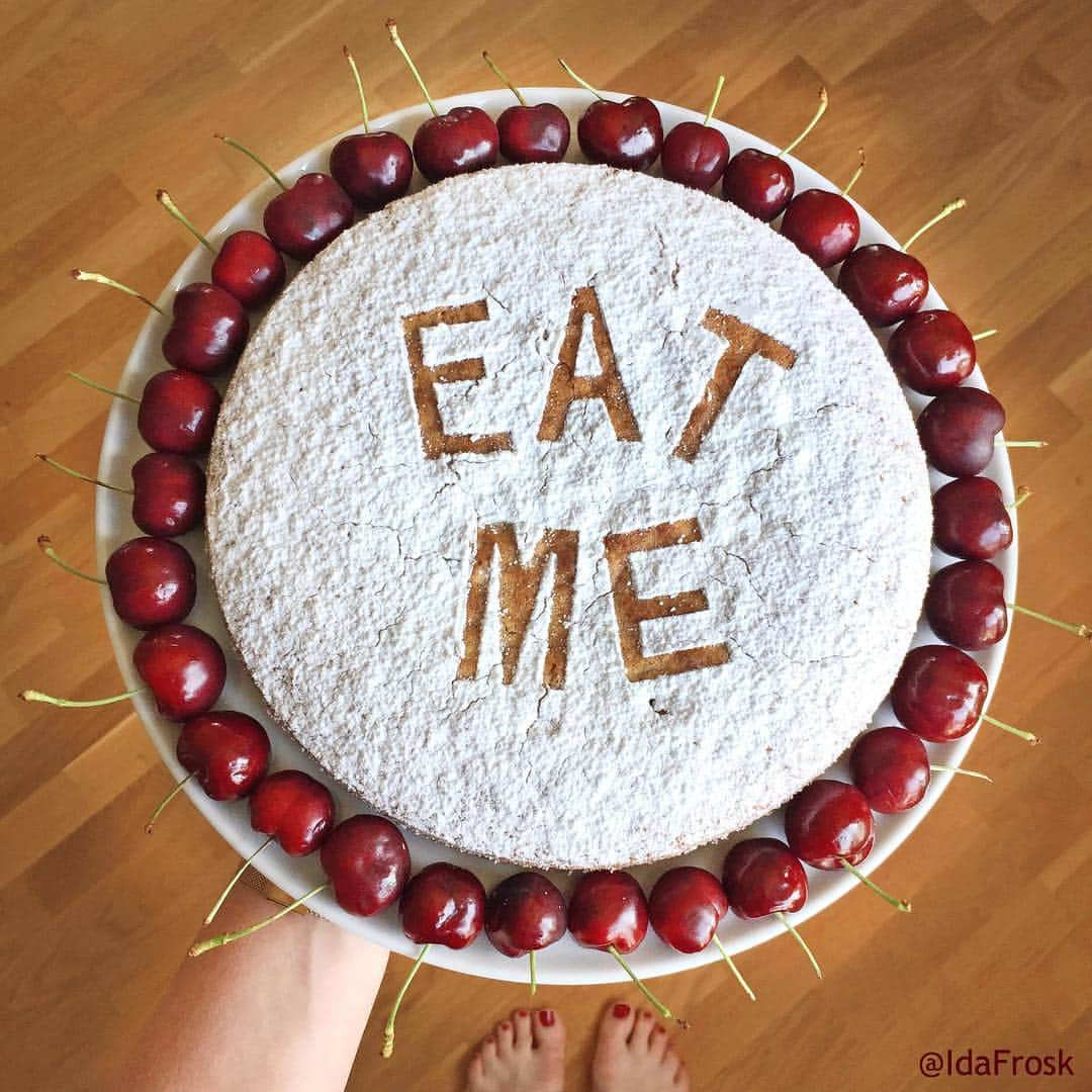 Ida Froskのインスタグラム：「Have Your Cake and Eat It Too. Happy Friday! 😋🍒🍰 #tgif #cakeart #idafrosk」