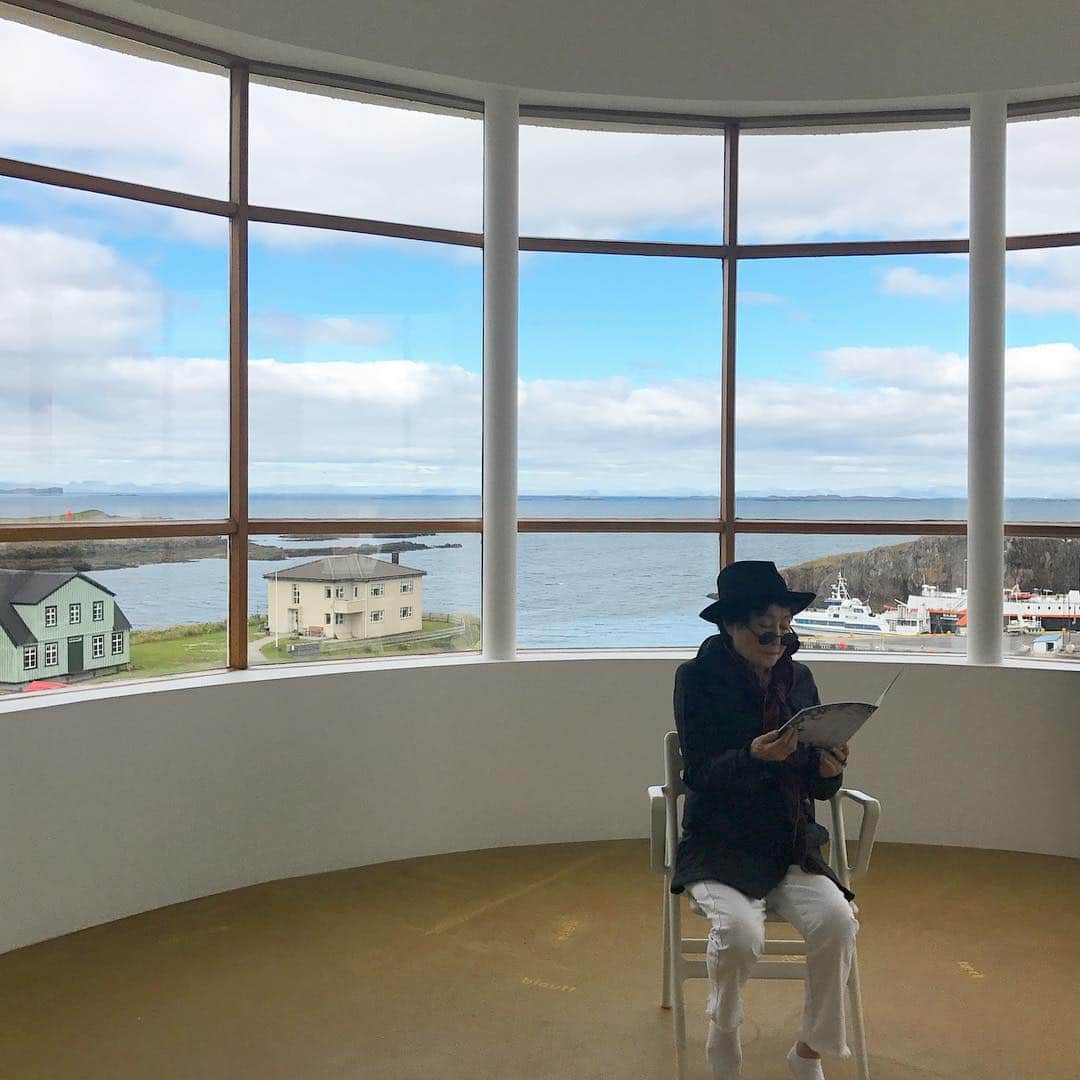オノ・ヨーコのインスタグラム：「It's so great to have a library of water...people don't know how important water really is. I loved it」