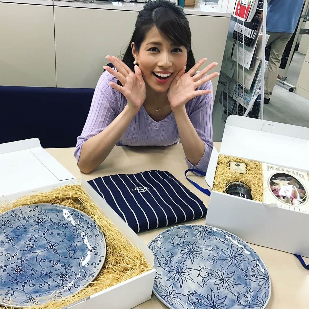 小澤陽子さんのインスタグラム写真 - (小澤陽子Instagram)「４年目❤️３年目❤️５年目🎤  先日のアナウンス室にて💫 #仲良しの先輩 2人が、一緒にサプライズしてくれました😭😭✨ * *  ５年目💛#内田嶺衣奈 アナ ４年目💛#永島優美 アナ ３年目💛#小澤陽子  次は、いただいたこのキッチングッズで、私の家に招いて、ホームパーティーをすることに😋🏡💓笑  #フジテレビアナウンサー」8月11日 13時48分 - yoko.ozawa729