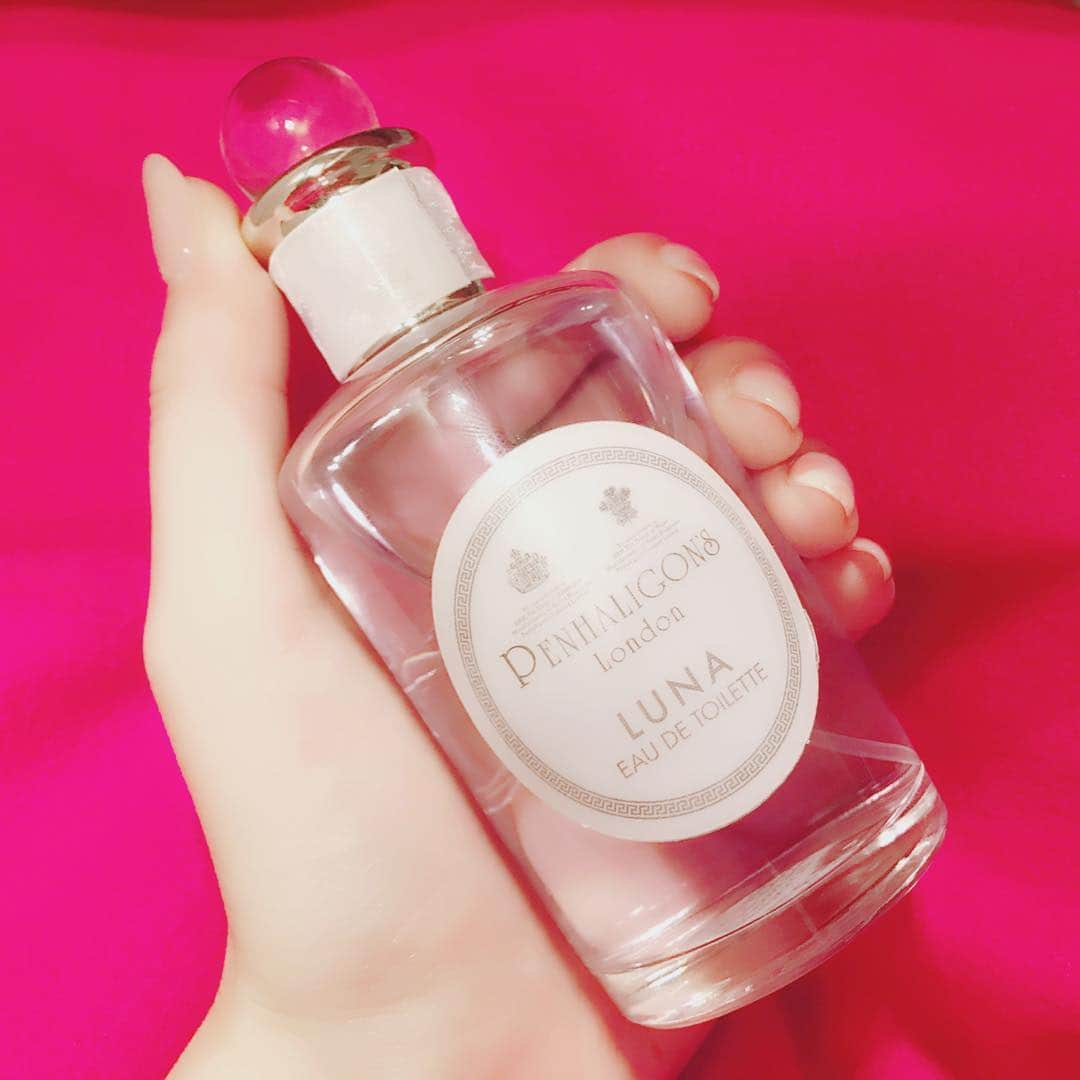 川上礼奈さんのインスタグラム写真 - (川上礼奈Instagram)「. 最近よく聞かれますが...♡ #penhaligons の香水を 使ってます♡ #luna っていう香りだよ♡ 甘すぎずさっぱりしてて 夏にも冬にも使えてお気に入り♡ キャップに大きなリボン 付いてたけど取れちゃったT^T」8月11日 13時52分 - rena_kawakami