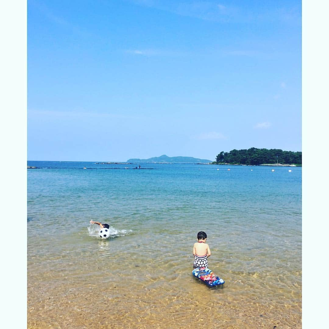 津野瀬果絵さんのインスタグラム写真 - (津野瀬果絵Instagram)「. 透明な海。緑と青のグラデーションが 綺麗。 . . #佐賀#唐津#波戸岬#はとみさき#海#ボーイズはしゃぐ」8月11日 14時16分 - kaetsunose