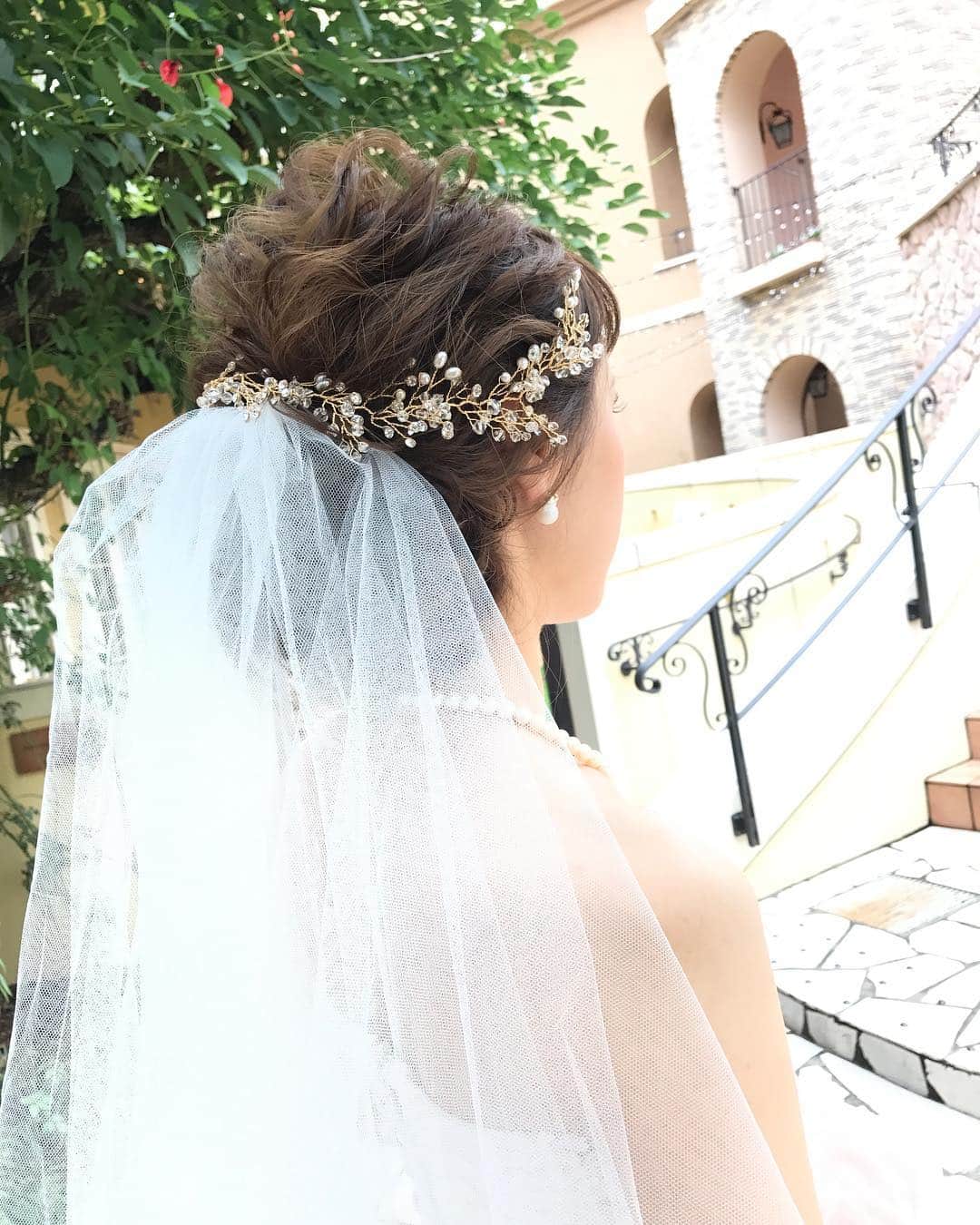 Club Ciel'd Etoilesのインスタグラム：「・ ・ 今日も結婚式です♡ ・ ・ ゴールドのオーナメントがとても似合ってて 華奢な新婦さまにぴったり。 髪は、ふわふわに☺️🌟 ・ ・ コーディネートがとても素敵なので このあとご紹介します♡ ・ ・ #ウエディング #ヘアメイク #ヘアアレンジ #ウエディングドレス #写真撮ってる人と繋がりたい  #写真好きな人と繋がりたい  #フォトジェニック #フォト #フラワー #ブーケ #ドレス #グリーン #ナチュル #ベール #ゴールド #花嫁 #プレ花 #卒花 #コーディネート」