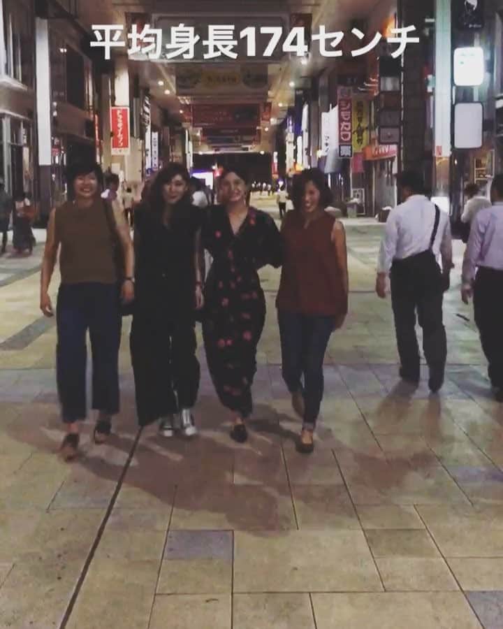 平山奈美のインスタグラム：「なにがそんなにおもしろいのか、わからない。 #そっちはけて  #まやみき #変わらない #笑い方 #いかつい  #髪のかきあげ方のクセ #背も声も態度もデカイ #信愛 #とにかく楽しそう #そや #下通り ##kumamoto #volleyball #og #walking #runway #movie #big #girls #satc #friend #lovely」