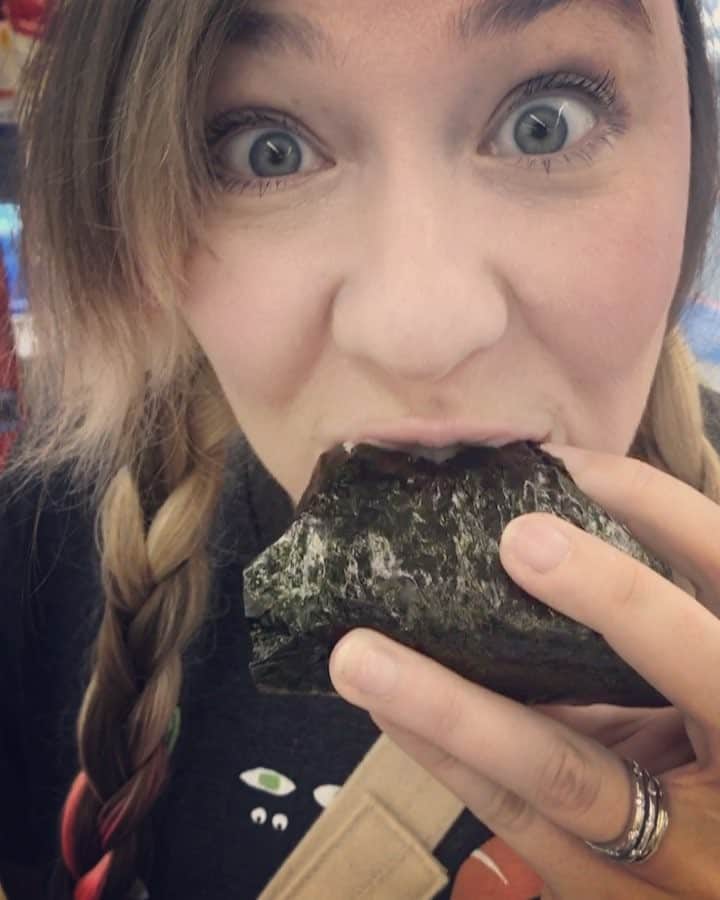 サイモンとマルティナのインスタグラム：「🍙Trying to #buildaladder with a small walk to get a yummy salmon onigiri 🍙」