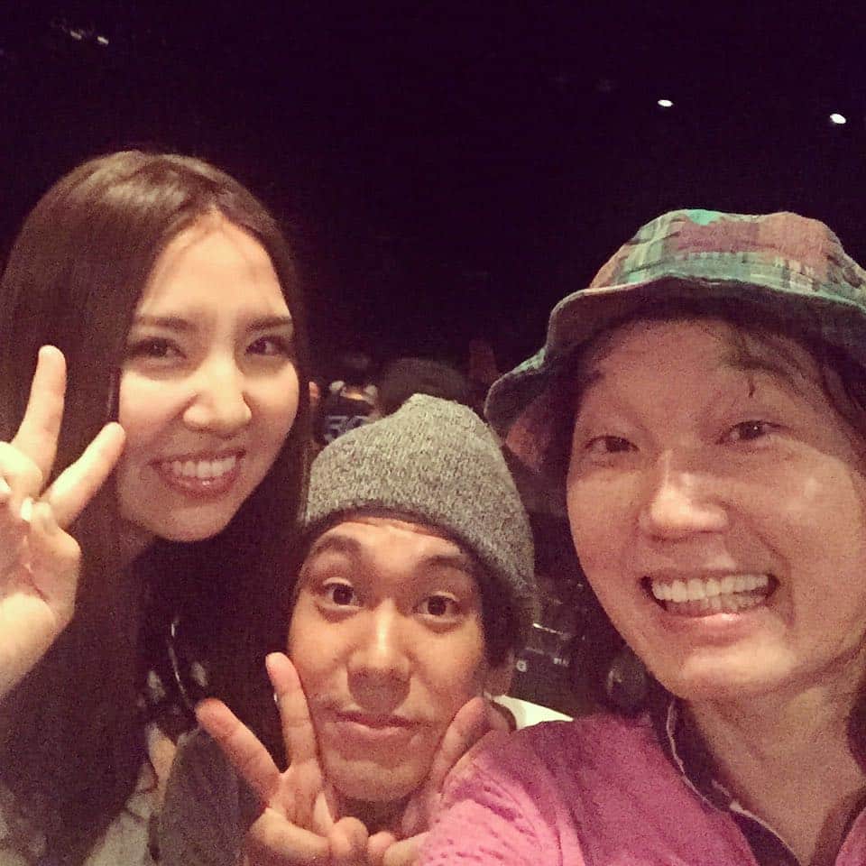 日出郎さんのインスタグラム写真 - (日出郎Instagram)「お盆に、ユキマルの舞台観にきたら、アベマさんに会ったた！劇団5454プロデュース公演「幸福は今日もヒトゴミを歩く」はお盆にぴったりホラー😱😱😱 前作「好き」を徹底研究した春陽漁介くんが、今回は「幸せ」て何かについての5454なりの答えを出してくれてます！  #日出郎 #工藤佑樹丸 #阿部真央 #劇団5454 #絶対観たほうがいい舞台 #春陽漁介 #セロトニン #エンドロフィン  #ドーパミン  #オキシトシン  #多幸感 #それは実は怖い #照明と音響綺麗だったな #短パン可愛いかった #子供の知的好奇心も怖い」8月11日 15時25分 - hiderou1030