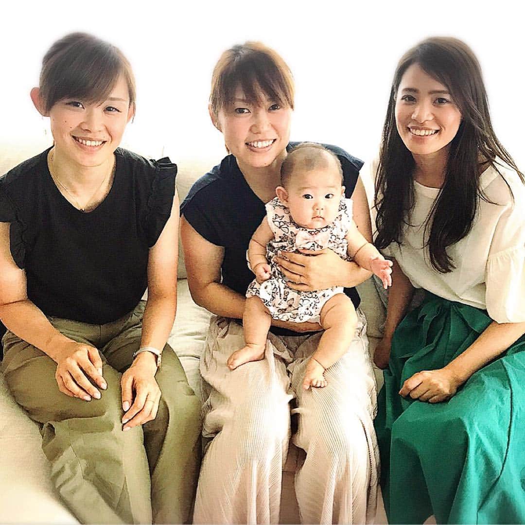 大菅小百合のインスタグラム：「アリサとマリナが遊びに来てくれた😍✨ 娘もご機嫌💕 ・ ・ ・ #美人姉妹 #東京に来たら連絡くれる #可愛い後輩 #娘も一緒に女子会 #また遊びにきてね」