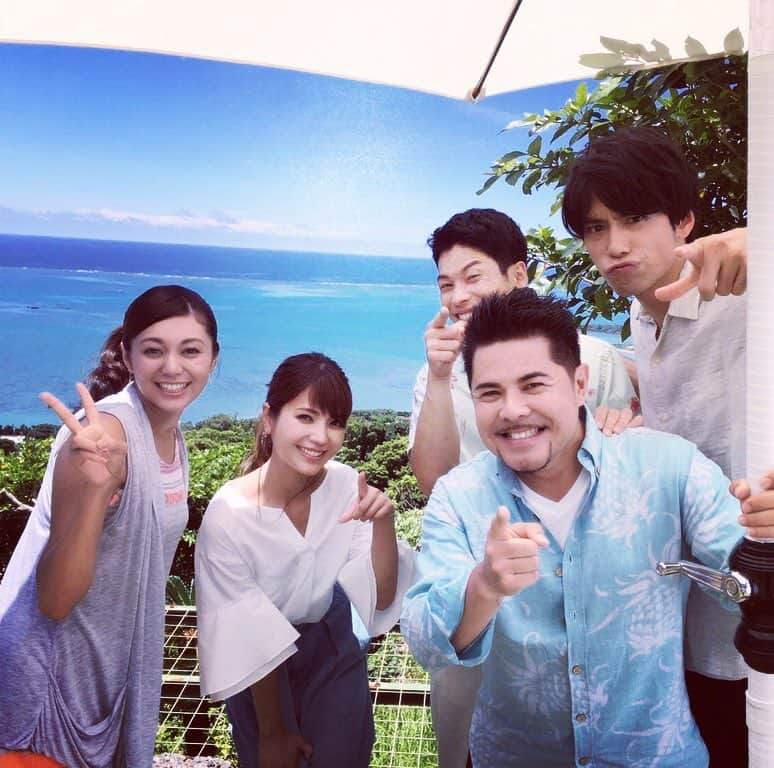 南里美希さんのインスタグラム写真 - (南里美希Instagram)「オリオンビール麦職人新CM撮影のオフショット🍻 とても素敵なメンバーで撮影できて嬉しかったな〜 毎回とても楽しいの💃🍻🕺 でもみんな笑顔の下、 汗だらだらでしたがね…😊 #オリオンビール #麦職人 #沖縄  #ディアマンテス #アルベルト城間 さん  #オリオンキャンペンガール #玉城真以 さん  #金城大和 さん  #島袋寛之 さん  オリオンビールのホームページからもCMチェックできるのでみてみてね❣️ CMで流れるアルベルト城間さんの歌声で 気分が一気にあがる🙋🙋🙋 ディアマンテスさんのLiveいきたいなぁ。。🎸」8月11日 16時46分 - mikinanri_official