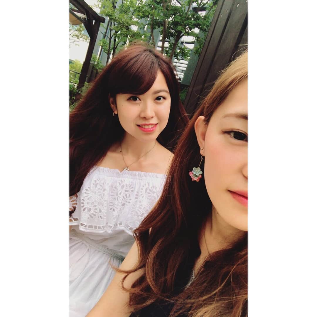 福岡真菜のインスタグラム：「気が置けない友達と通いなれた横浜で☺️ 高校卒業ぶりにやっと会えました💓 金髪になっててびっくりでしたが、お互い中身の軸は変わってなくて(笑)  高校3年間同じクラスで、2人とも松岡修造さんを崇めて熱く受験勉強を頑張るという面白い先生のクラスで、一緒に大学受験を乗り越えました！笑🔥  応援してくれる大切な存在です💓  #gakushuin #missgakushuin #ミスコン #bff」