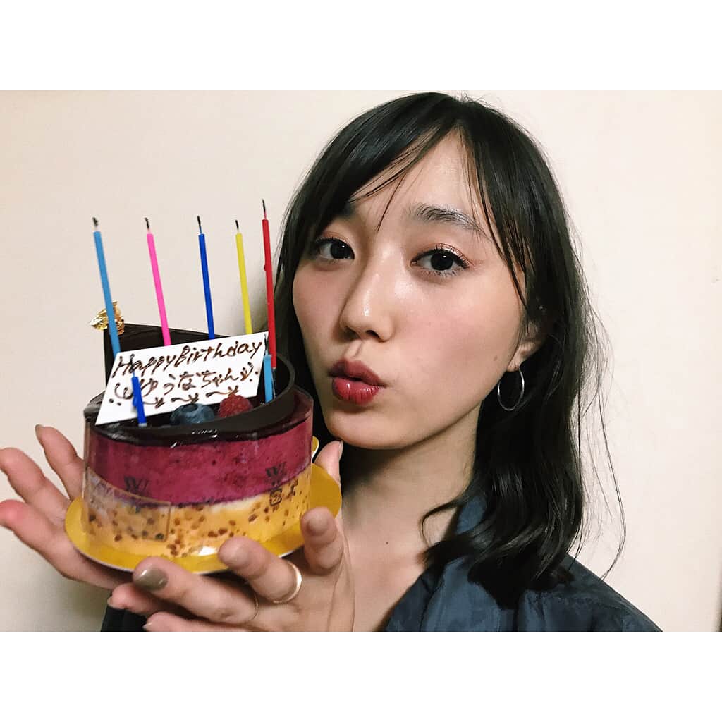 鈴木友菜さんのインスタグラム写真 - (鈴木友菜Instagram)「本日、25歳になりました あっっという間… お祝いしてくださった方ありがとうございます☺️ 穏やかに、頑張りたいと思います今年もよろしくお願いします」8月11日 20時00分 - yuuna_suzuki