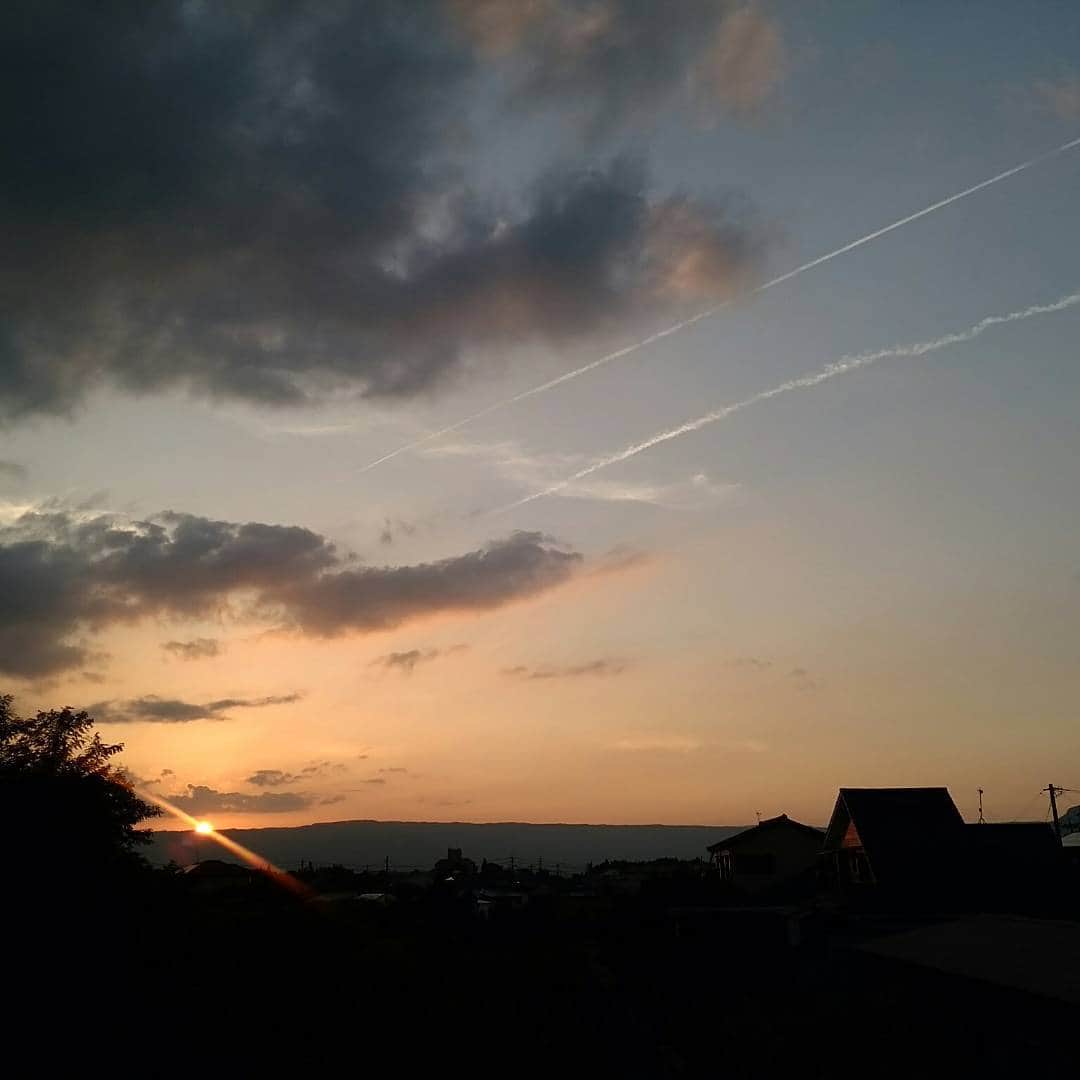 甲斐まり恵さんのインスタグラム写真 - (甲斐まり恵Instagram)「sunsetと飛行機雲 7枚目はその瞬間。また明日。 8枚目は空で遊ぶプードル🐩  #sunset #飛行機雲 #sunsetの瞬間 #空にプードル #プードル #熊本の空 #美しい夕日」8月11日 20時34分 - marie_kai_0613