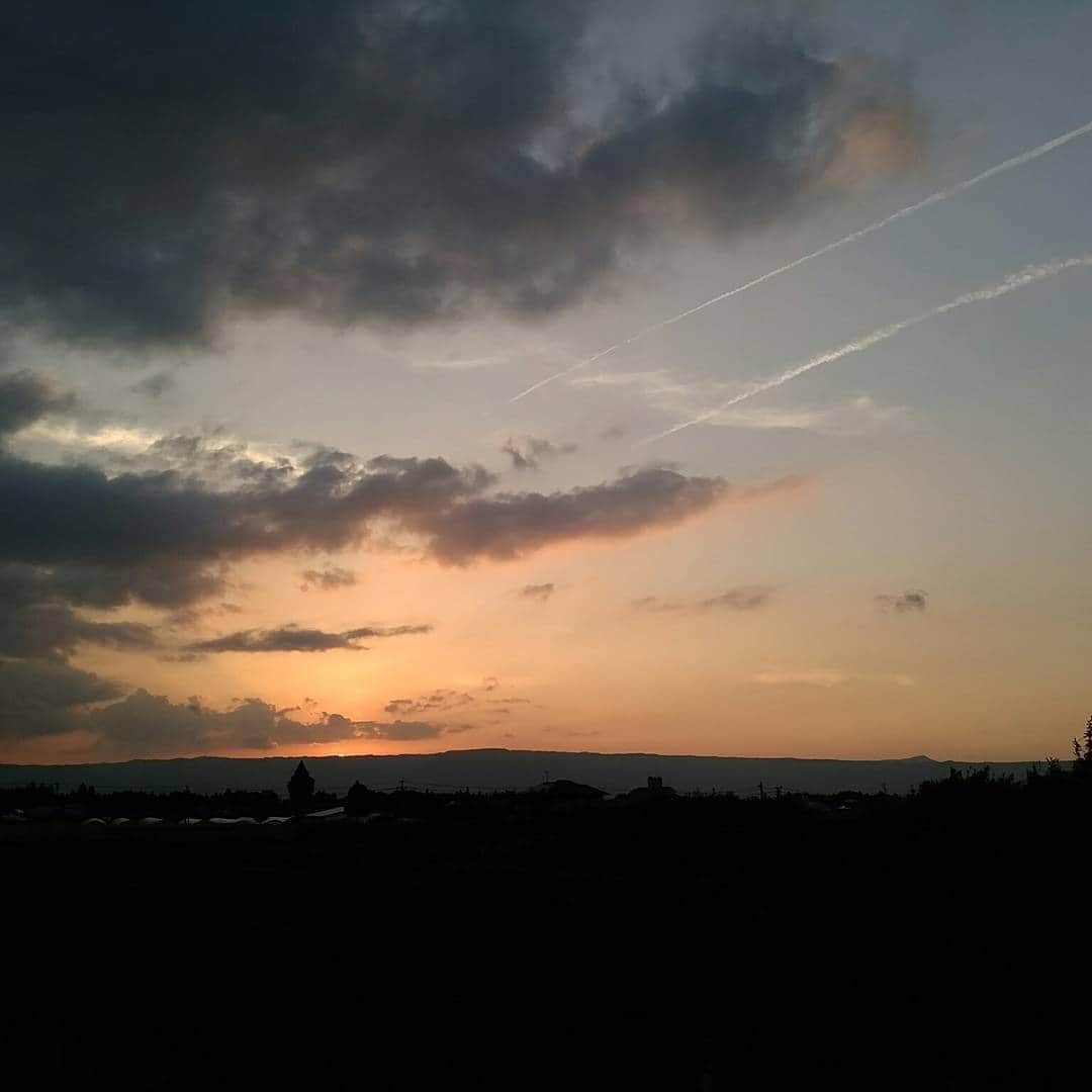 甲斐まり恵さんのインスタグラム写真 - (甲斐まり恵Instagram)「sunsetと飛行機雲 7枚目はその瞬間。また明日。 8枚目は空で遊ぶプードル🐩  #sunset #飛行機雲 #sunsetの瞬間 #空にプードル #プードル #熊本の空 #美しい夕日」8月11日 20時34分 - marie_kai_0613