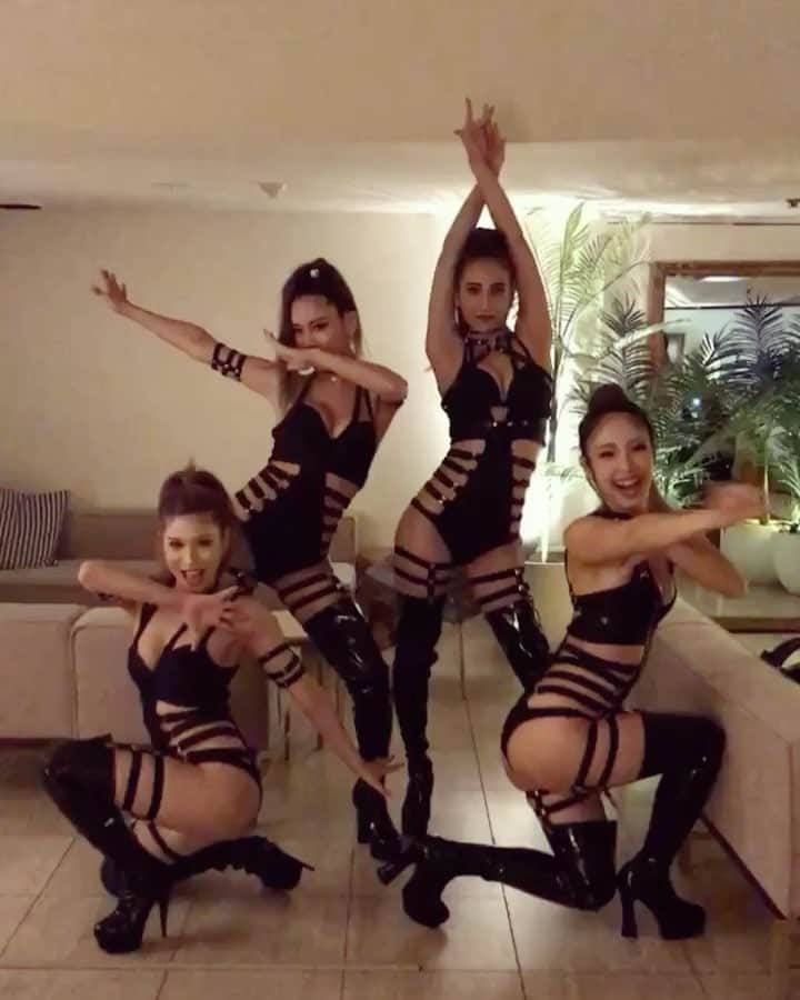 Linaのインスタグラム：「ULTRA countdown @worldkyoto めっちゃ楽しかったあー❤️フロアぎゅうぎゅう酸欠だした‼︎‼︎ 楽屋では笑い過ぎてほっぺ痛め😂🤣 @dj_raiden_ さん @tjo_dj さんありがとうございました💃🖤 #kyotoworld #ultra #countdown #cyberjapan #cyberjapandancers #サイバージャパン」