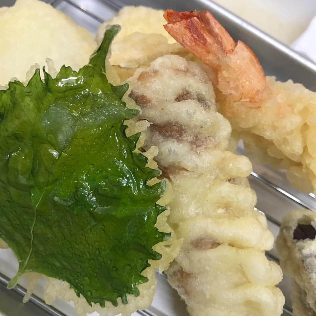 魚富商店 北浜店のインスタグラム：「今日わぁ！いや、今晩わぁ！魚富商店です！遅くにずみまぜん！(● ˃̶͈̀ロ˂̶͈́)੭ꠥ⁾⁾本日、祝日でしたが、沢山のご来店誠に有難うございますっ！(*´ω｀*)本日はよく天婦羅が出ましたっ！(*´ω｀*) #魚富  #魚富商店  #マグロ  #鮮魚  #親父ギャグ  #飲み放題 #飲み放題プラン  #北浜 #淀屋橋 #居酒屋 #宴会  #宴会コース #1人居酒屋」