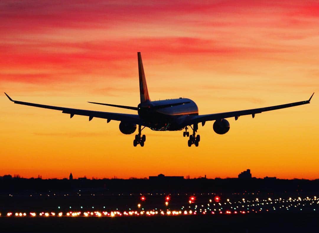 エアベルリンのインスタグラム：「Relaxed weekend for all of YOU! Enjoy the break with your Sweethearts.💋 #airberlin #aviation #aviationlovers #aircraft #avgeek #plane #planelovers #aircraft #planespotter #spotter #spotting #aviationphotography #fly #flying #airbus #airbuslovers #airbusa330 #a330lovers #a330 #aviationgeek」