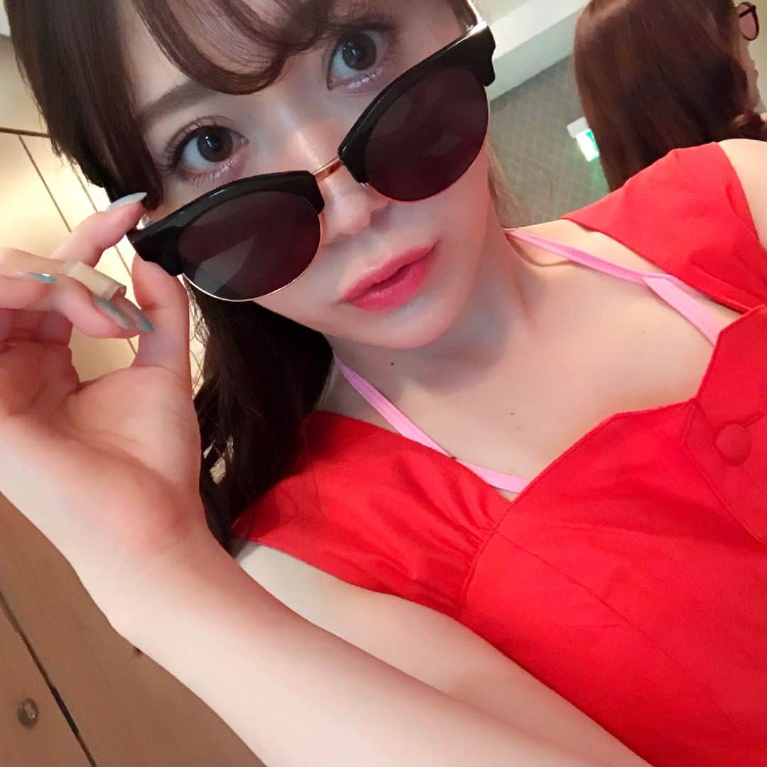 石塚つきみのインスタグラム：「てきとーにハワイまとめ載せるよ🤘🏻🏝💓 ＊ 最近赤ブームが自分の中できてたのか、ハワイ用に買ったワンピも水着も#red ❤️ ＊ 念願の#wetnwild を存分に楽しむために✨ オールバックのポニーテールにしたらパイセンに中国雑技団？って言われたのもいい思い出😆♪笑 ＊ ＊ #久しぶりの #プリケツ #🤣 #hawaii #travel #女子旅 #vacation #japanesegirl #sea #hamburger #girlstrip #swimwear #ビキニ #プール #pool #얼짱 #セルフィー #裸眼 #셀카」
