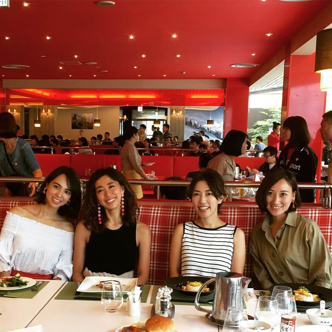 MeeT VERYのインスタグラム：「VERYママ旅 第3弾 クラブメッド 北海道 サホロツアー 2日目のメインイベントは、 #野沢和香 さんと、 #鈴木サチ さん との#スペシャルランチ と #トークショー 。 #素敵なひととき を過ごしました❣️ #VERYママ旅 #雑誌VERY #クラブメッド #clubmed #クラブメッドサホロ北海道 #夏旅 #trip #トラベル #travel  #ママ旅ハワイ #ハワイツアー #11月開催決定 #今月中に募集開始予定 #お楽しみに ❣️」