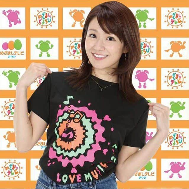 長野美郷のインスタグラム：「いつもありがとうございます💝 皆さまも、夏休みを楽しく元気にお過ごしくださいね🍀 ⏰めざましテレビデザインＴシャツのご案内⏰ 先日、番組でも紹介したキャスターたちがデザインしたＴシャツを、お台場夢大陸の会場で販売中だよ〜⭐️ 今年のテーマは「フェスＴ」 各々が思い描く、フェスに着て行きたいＴシャツをデザイン！ サイズ（Ｓ／Ｍ／Ｌ）3,132円（税込） 藤井アナウンサーデザインタンクトップ（Ｍ／Ｌ）2,700円（税込） 販売場所：東京・お台場夢大陸フジテレビ本社７階フジテレビショップ「フジさん」内『めざましランド』 お台場に来られない人はフジテレビ通販サイトｅ！ショップ http://ow.ly/2XzS30edzRs でも期間限定で販売中だよ⏰ これを着て今年の夏を楽しもう♪  #長野美郷 #めざましどようび #めざましテレビ #お台場夢大陸」