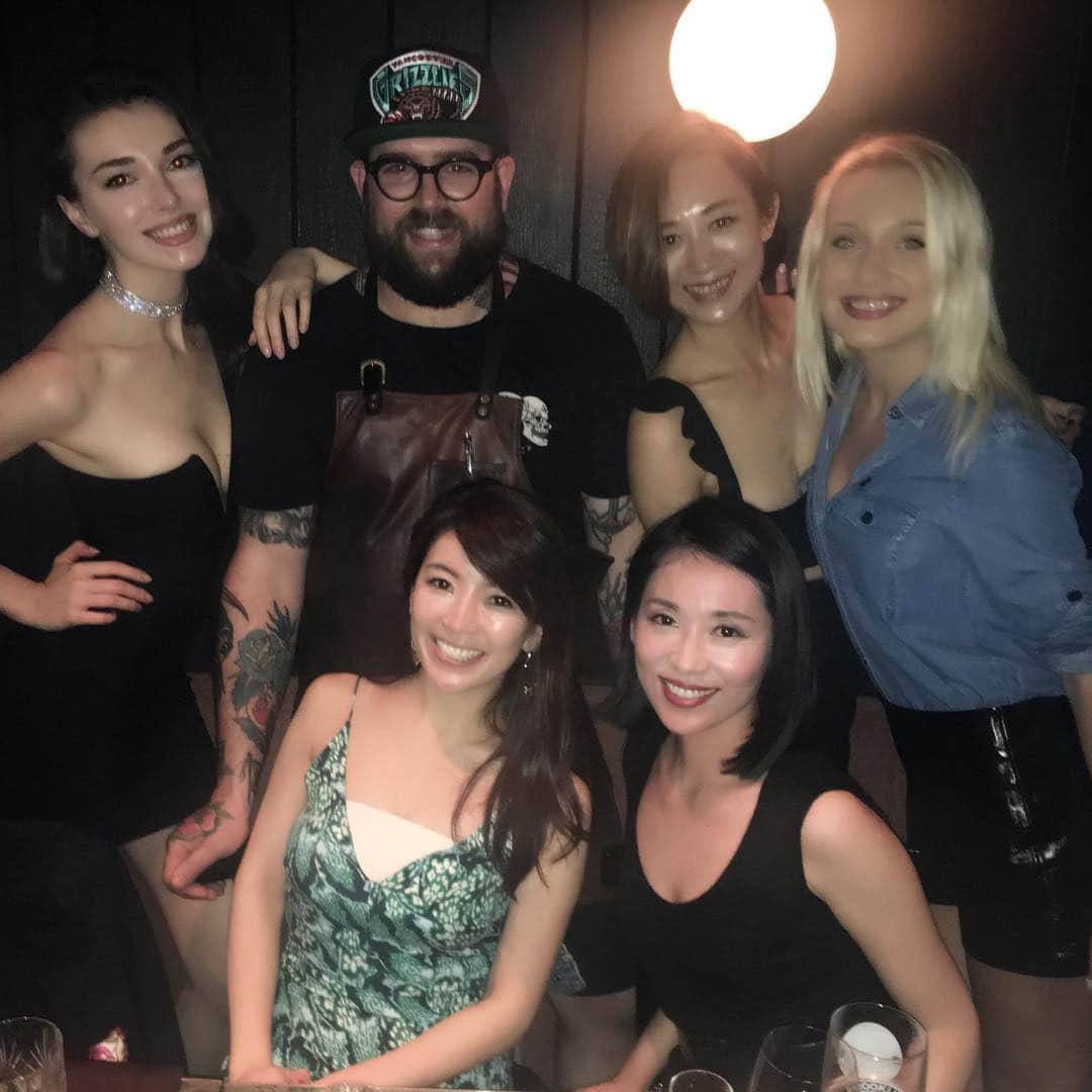 三浦マキのインスタグラム：「Night out in Hong Kong ❤️ 香港ナイト🇭🇰 * * * * * * #hongkong#HK#香港 #気がつけば大人数 #girls#nightout#travel #traveller#travelgram #rhoda#travelstyle #issalondon#国境を越えて #遊びに来ました#女子旅 #美女たちと#オトナ旅」