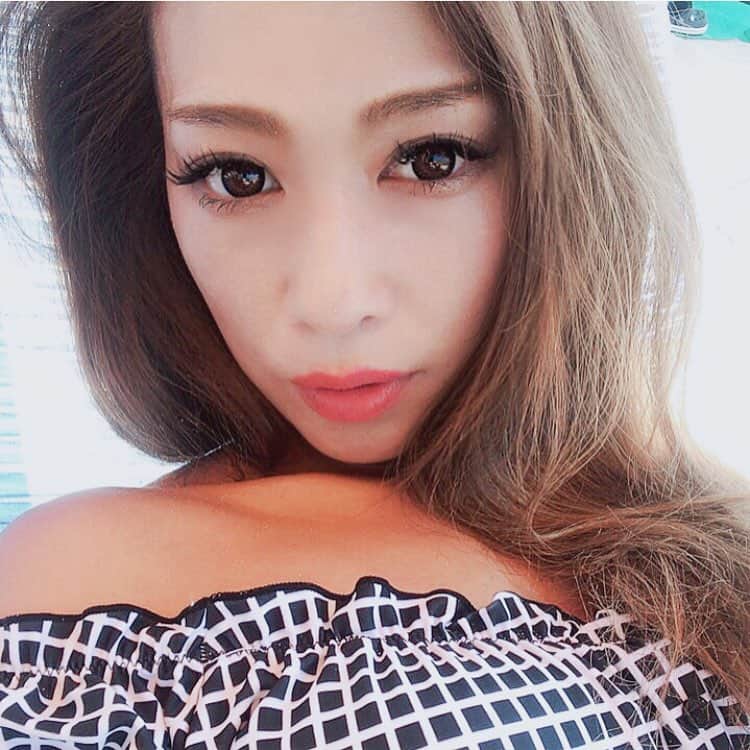 長谷川唯のインスタグラム：「・ ・ この日のLIPなにを使ってるかメッセージにあったので返します💄❤️ ・ ・ この日のLIPはサンローランのルージュヴォリュプテシャインNo.15とMAYBELLINEのリップフラッシュPK06を混ぜて塗ったよん☺︎✨ ・ ・ #lipstick #lip #love #happy #instagood」
