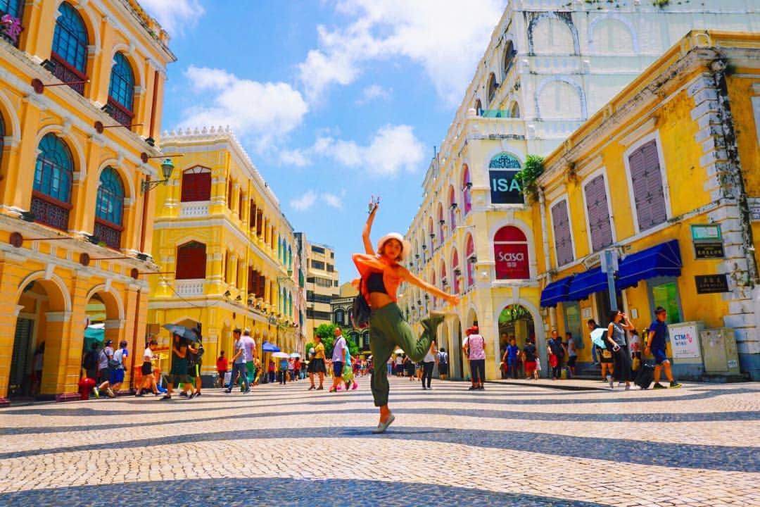 のインスタグラム：「🚢 #世界遺産 の宝庫、#マカオ へ！ その数はなんと30個！ 異国情緒溢れるカラフルな#セナド広場 を前に #ココロオドル 💃 スタンプラリーやポケモンGOのように、 #澳門 の名所を一つ一つ制覇しちゃおう✌︎ #躍動感 #顔ブレブレ  #下着見えてる  #macao #senadosquare #colorful #macautrip #tourist #yukotrip #traveler 📍#SenadoSquare #Macau #🇲🇴」